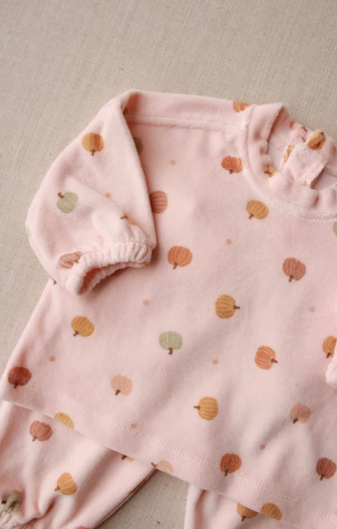 Kostum Velvet Roze e hapur me  detaje kungulli
