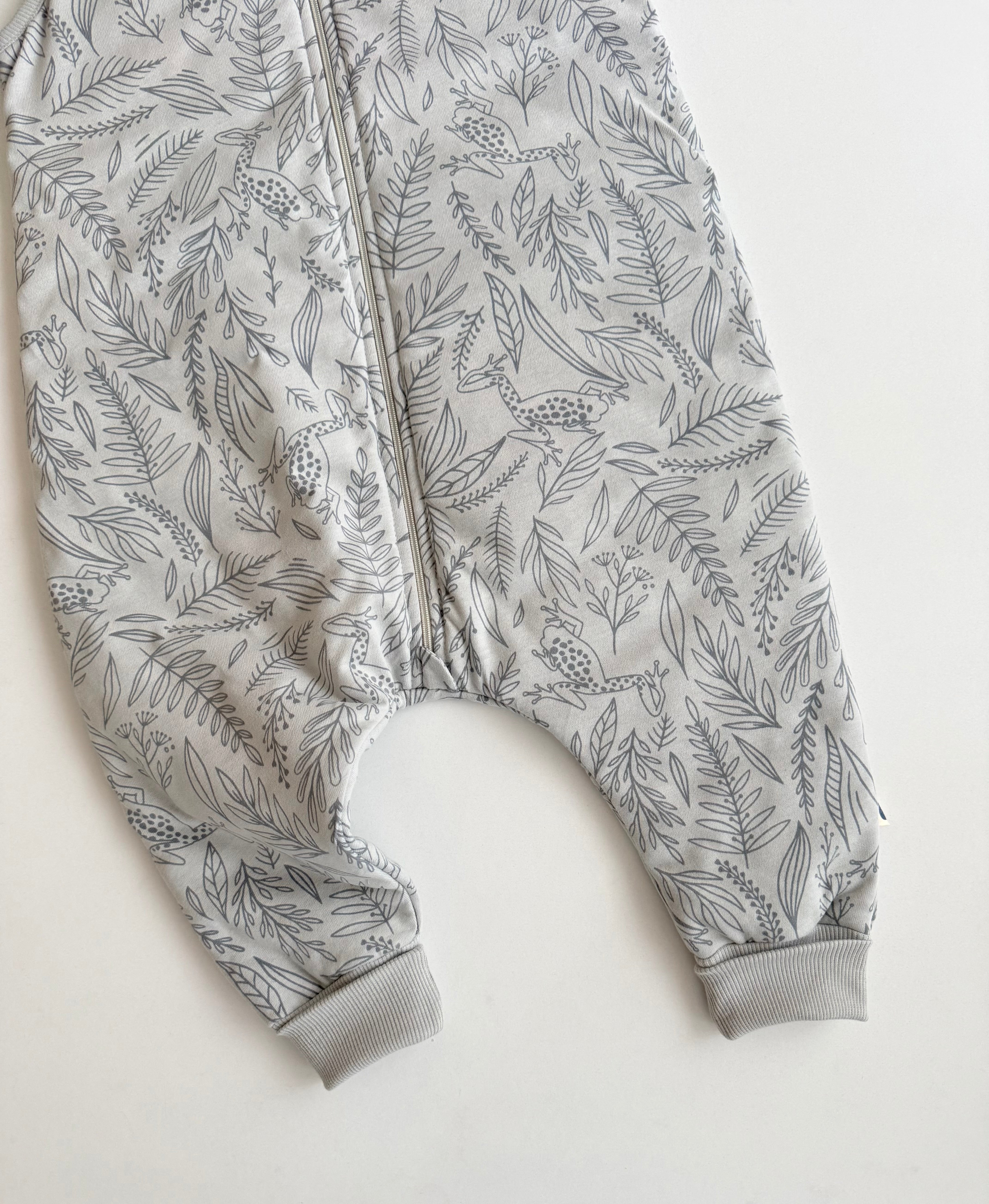 Thes Gjumi me Kembe Pa Menge - Little Frog Navy (2.5 TOG)