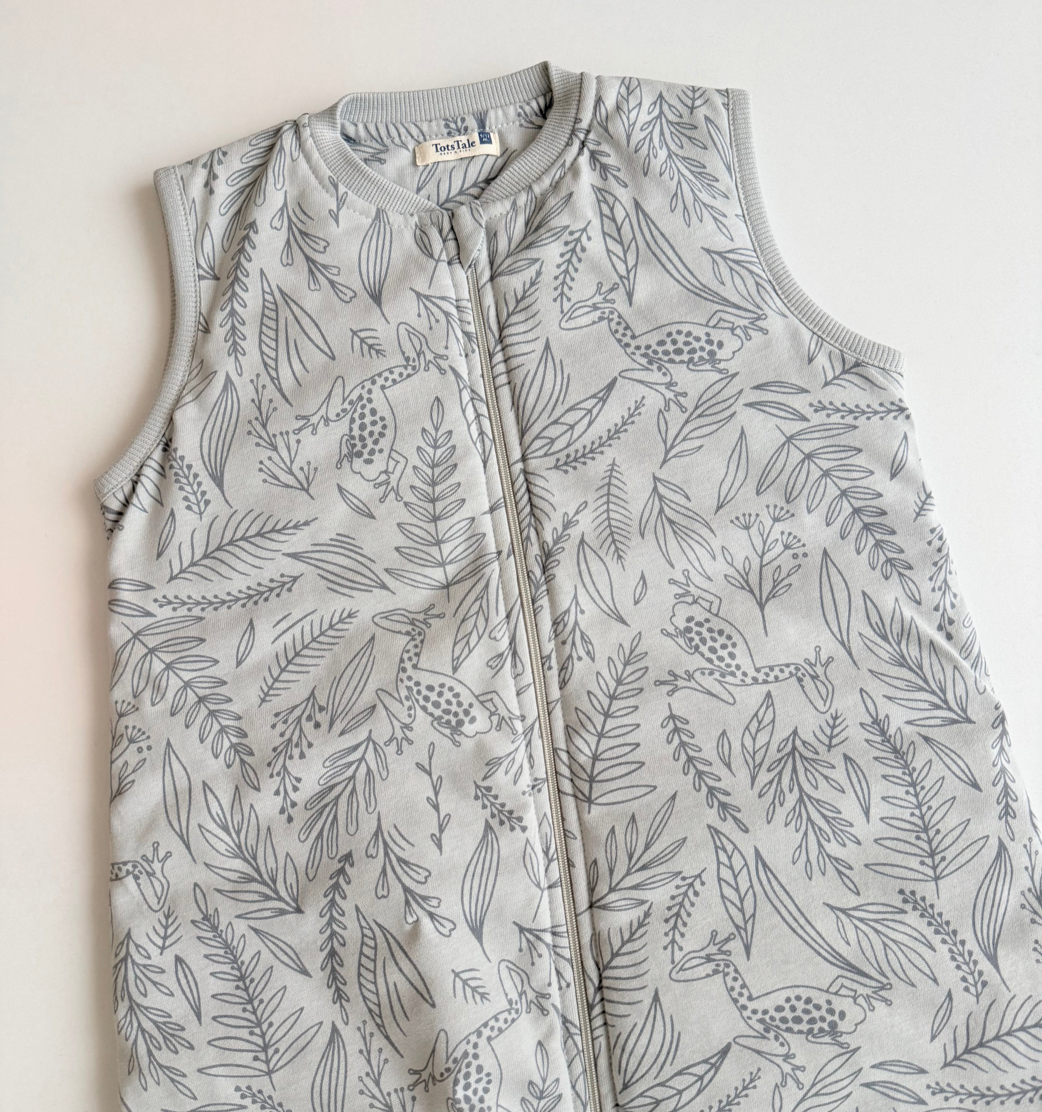 Thes Gjumi me Kembe Pa Menge - Little Frog Navy (2.5 TOG)