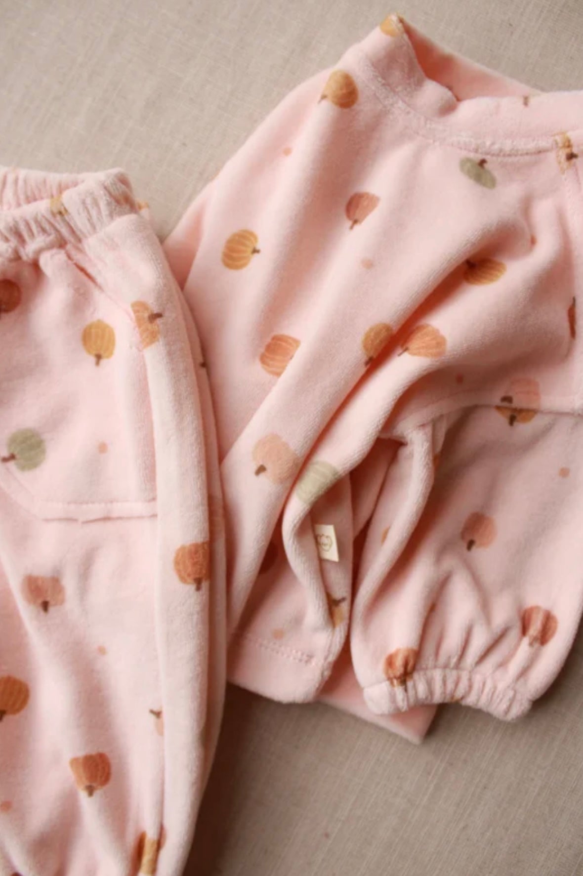 Kostum Velvet Roze e hapur me  detaje kungulli