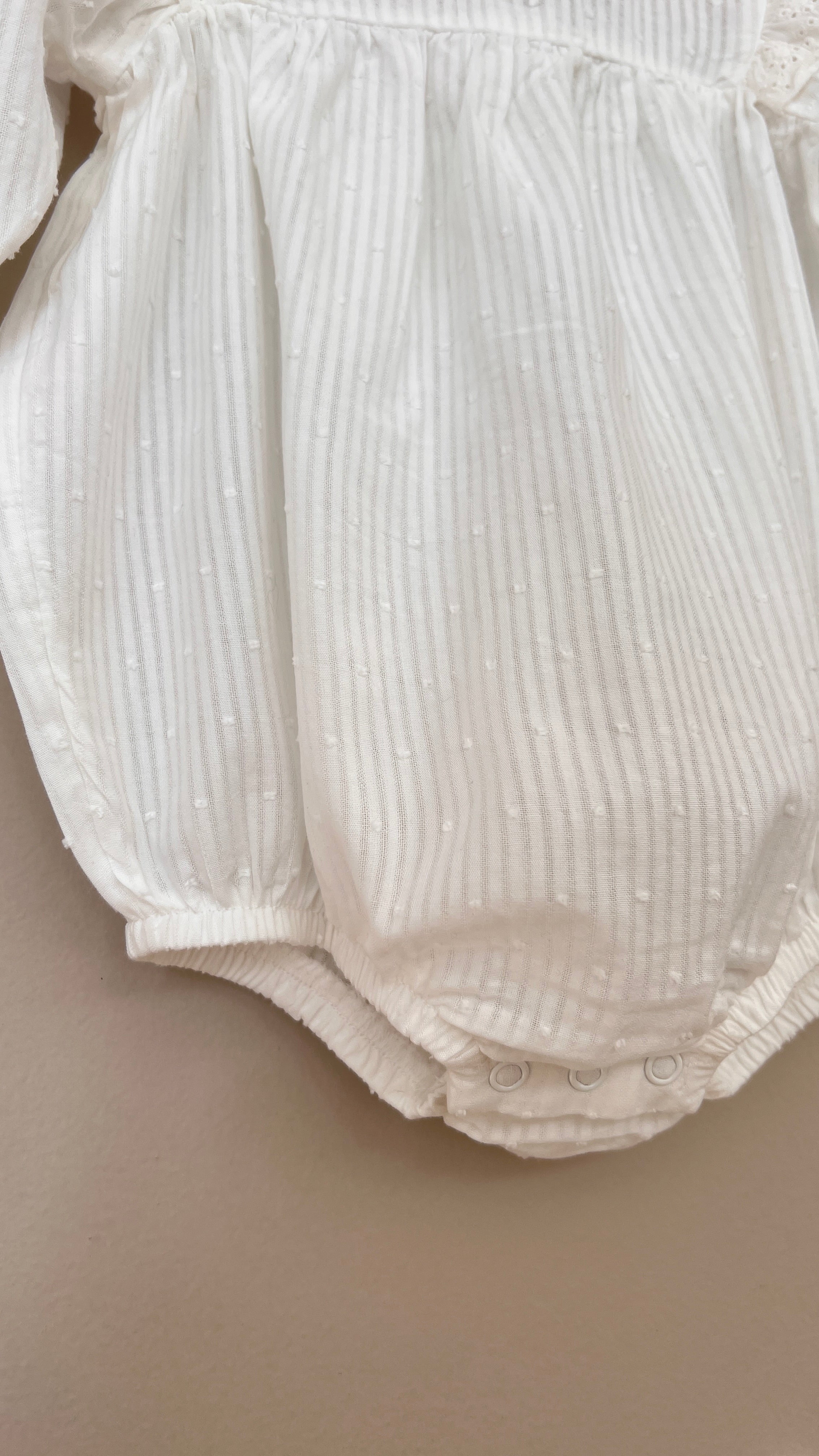 Romper i Bardhë me Dantellë – 100% Pambuk