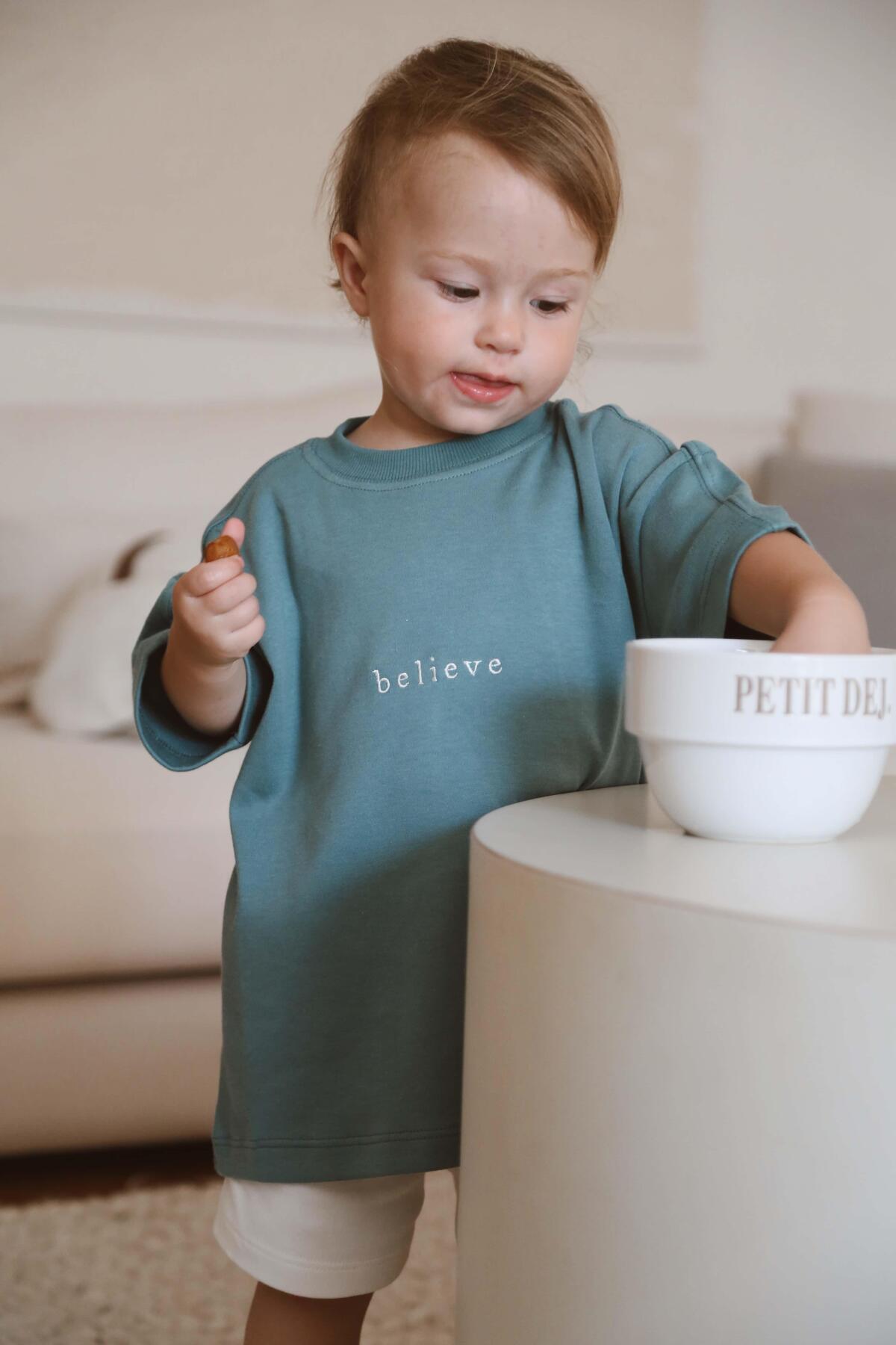 Bluze me Menge te Shkurta "BELIEVE" – Ngjyre E Gjelber Sage – "Stil Oversized"