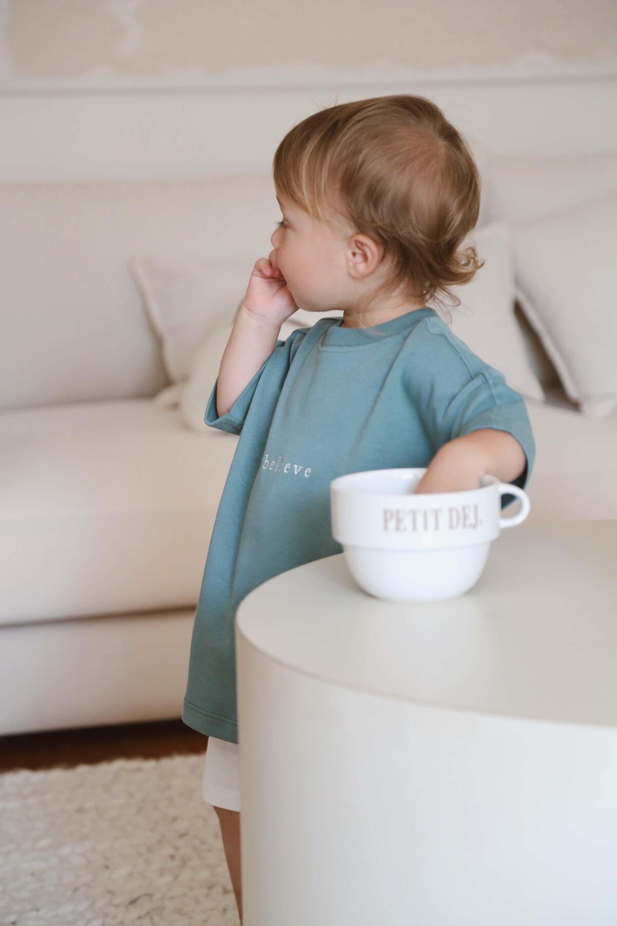 Bluze me Menge te Shkurta "BELIEVE" – Ngjyre E Gjelber Sage – "Stil Oversized"