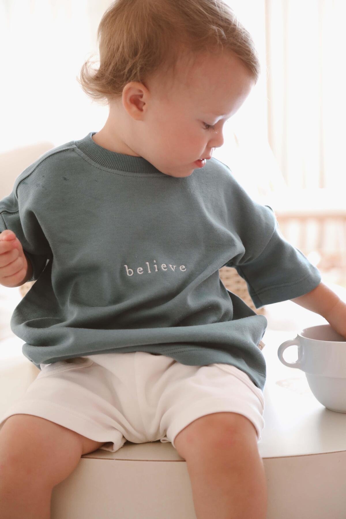 Bluze me Menge te Shkurta "BELIEVE" – Ngjyre E Gjelber Sage – "Stil Oversized"