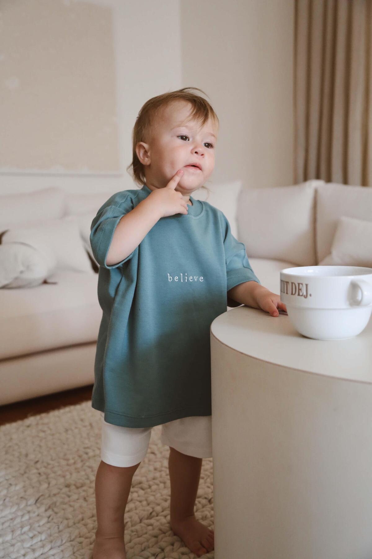 Bluze me Menge te Shkurta "BELIEVE" – Ngjyre E Gjelber Sage – "Stil Oversized"