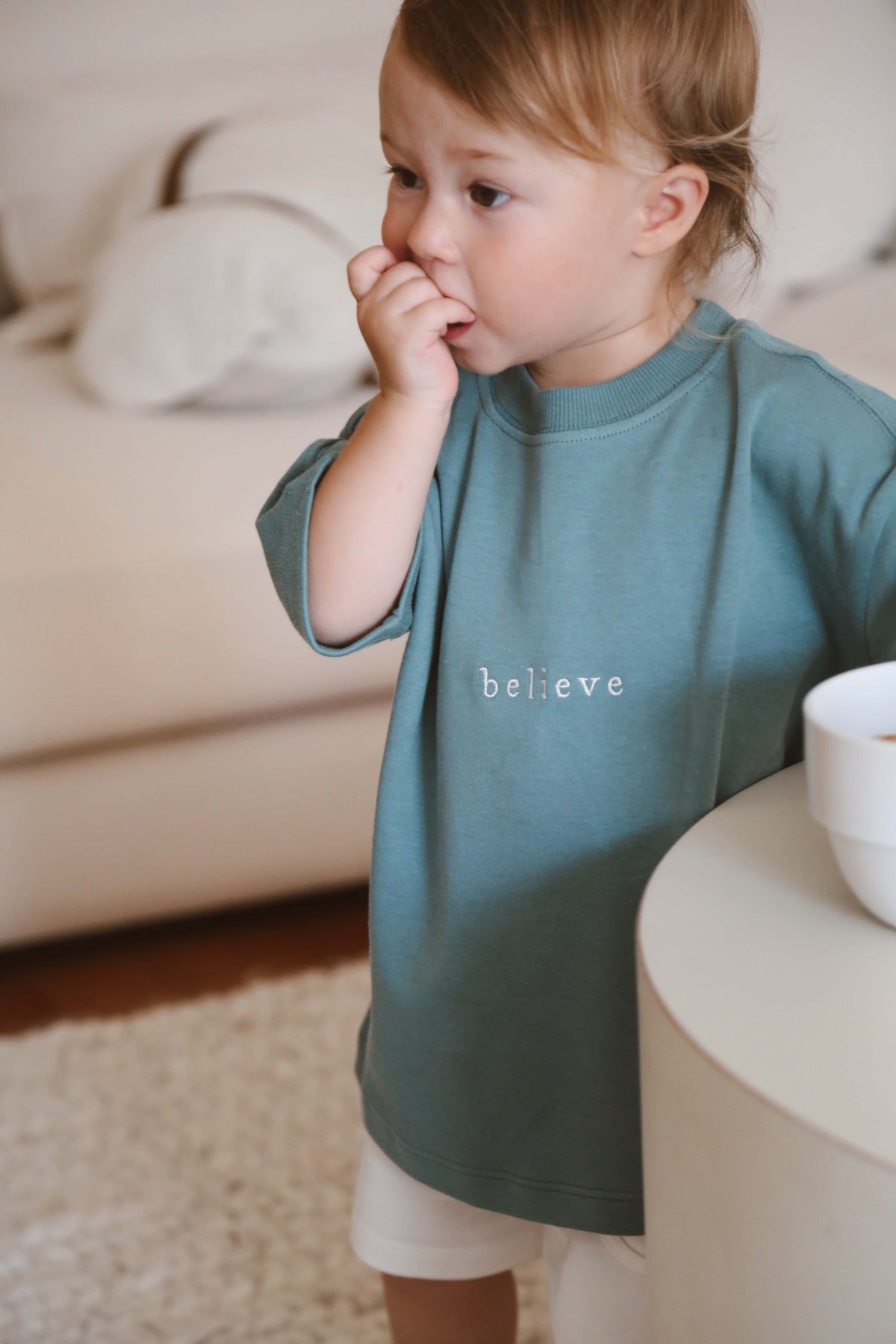 Bluze me Menge te Shkurta "BELIEVE" – Ngjyre E Gjelber Sage – "Stil Oversized"