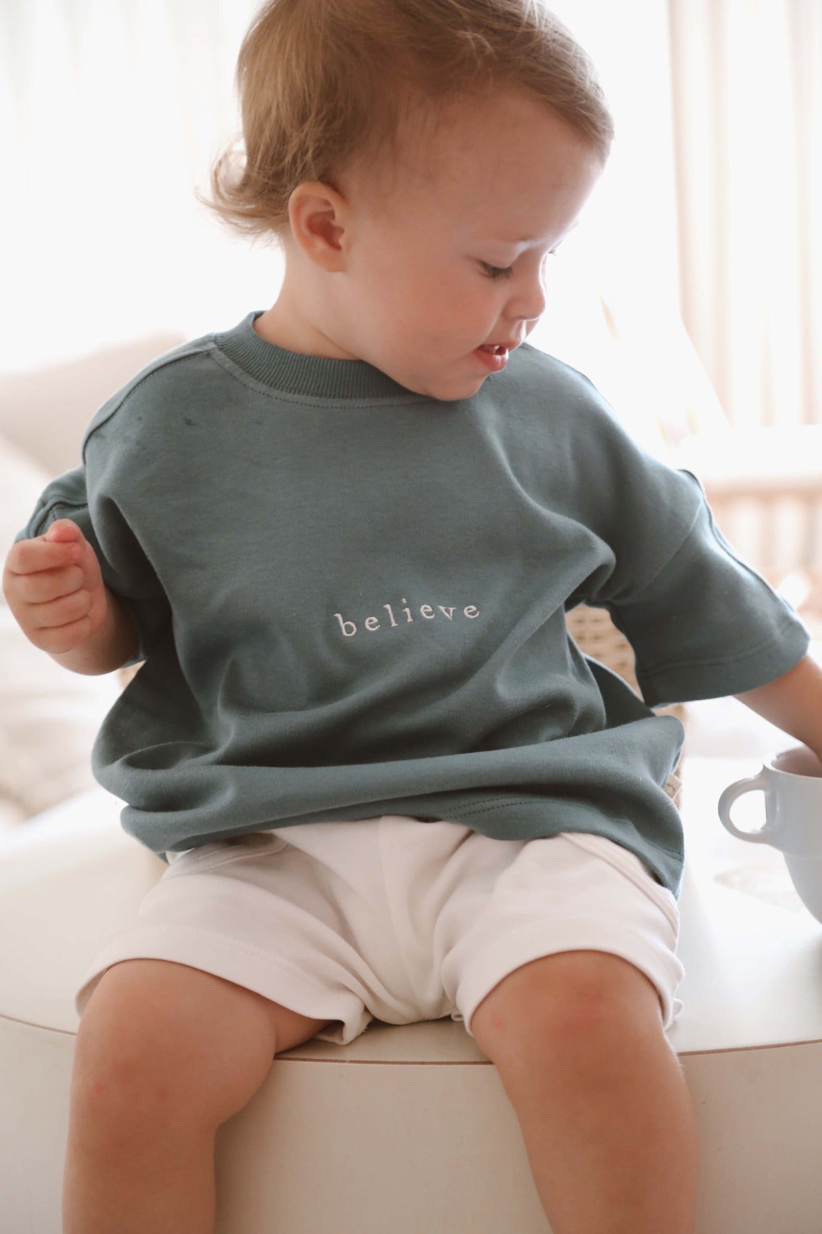 Bluze me Menge te Shkurta "BELIEVE" – Ngjyre E Gjelber Sage – "Stil Oversized"