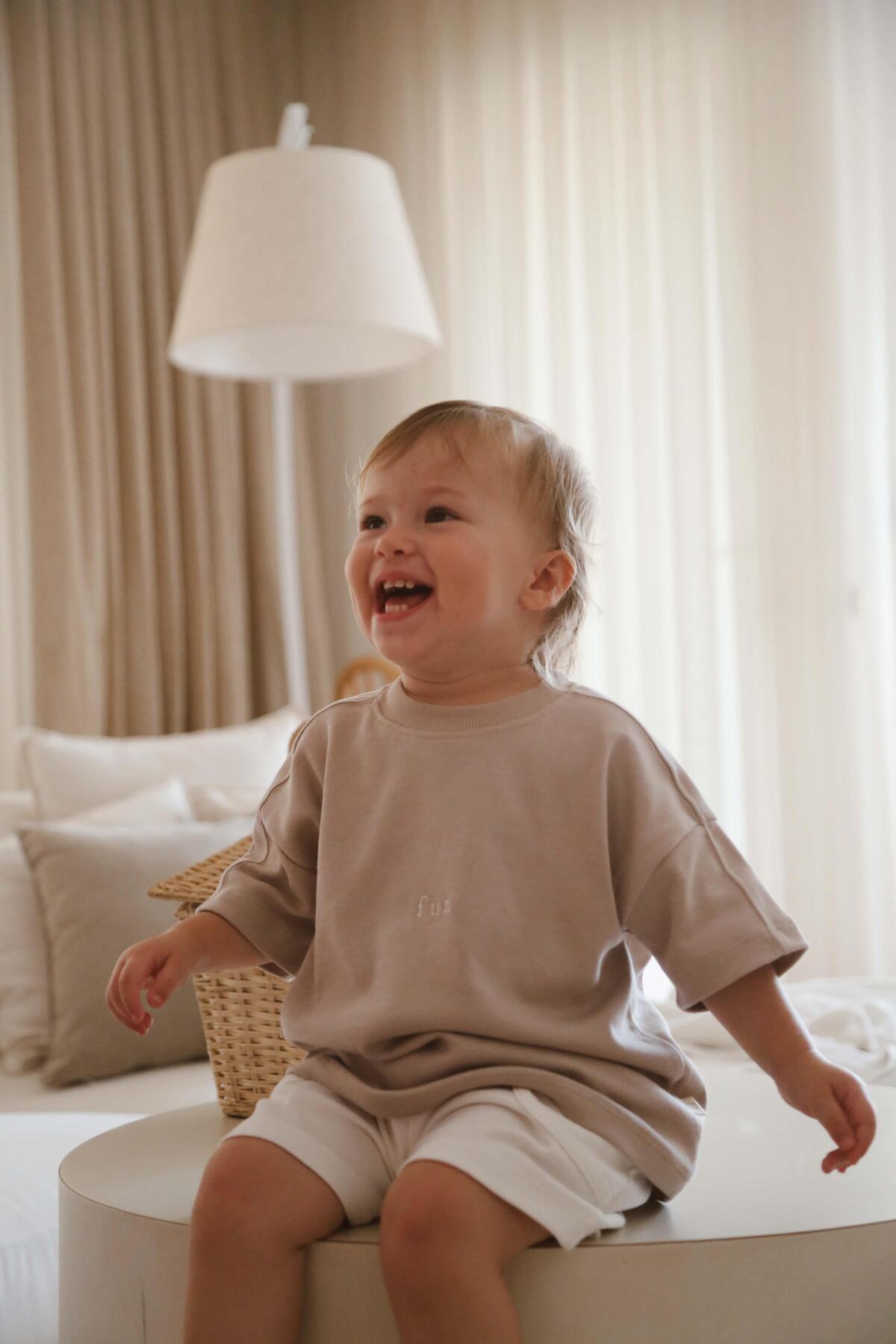 Bluze me Menge te Shkurta "FUN" – Bezhe Neutrale - "Stil Oversized"