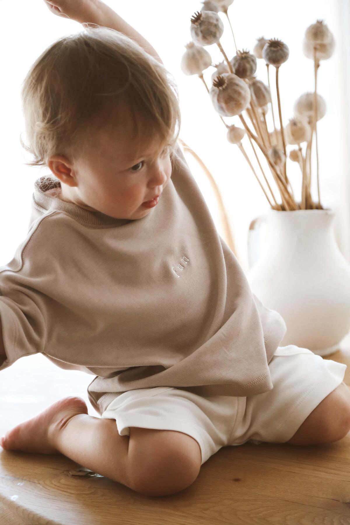 Bluze me Menge te Shkurta "FUN" – Bezhe Neutrale - "Stil Oversized"