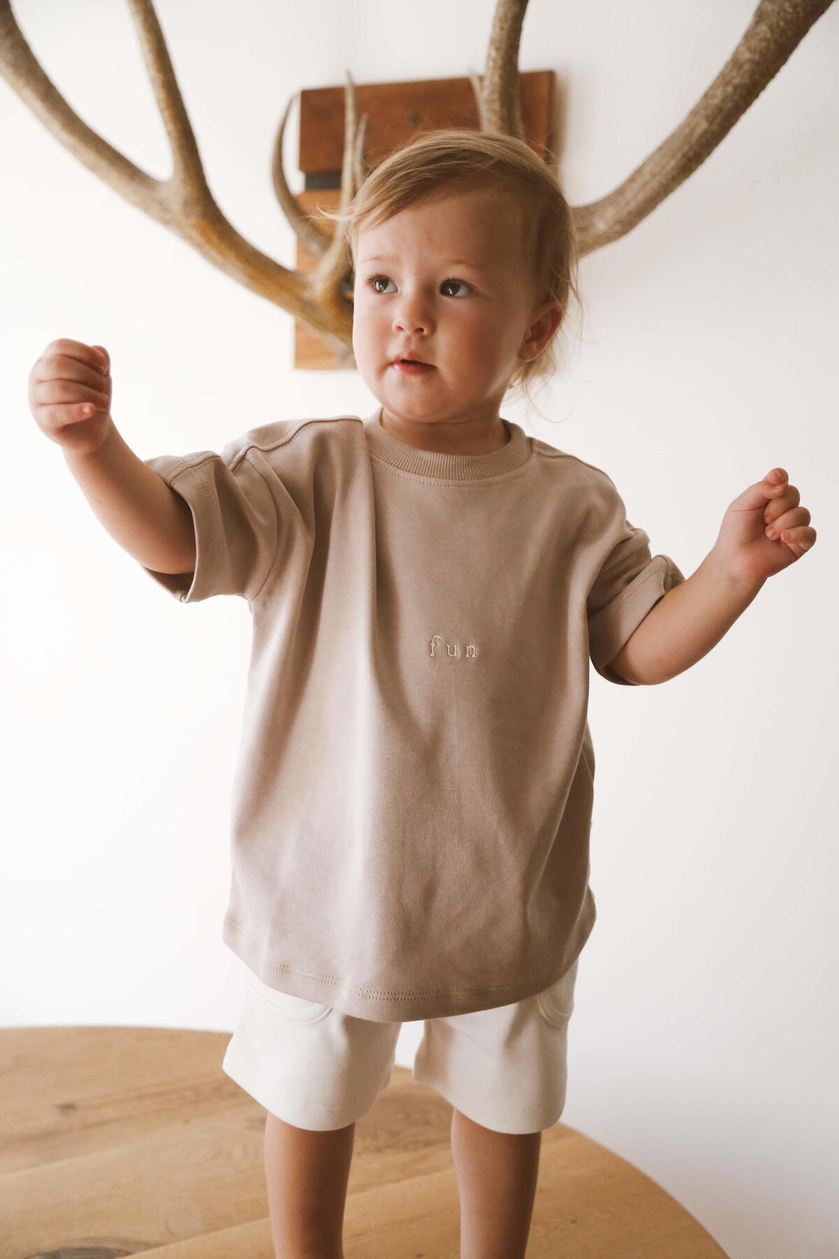 Bluze me Menge te Shkurta "FUN" – Bezhe Neutrale - "Stil Oversized"