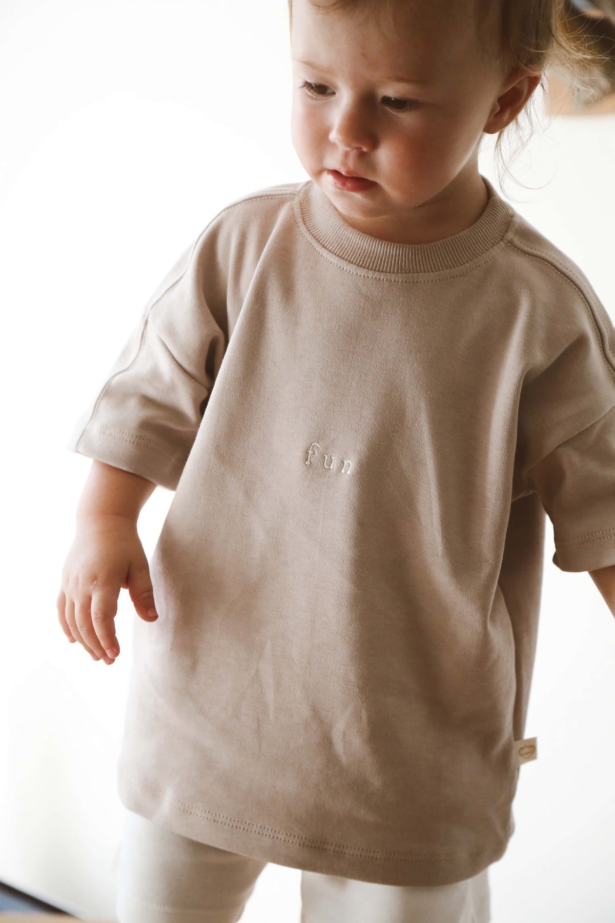 Bluze me Menge te Shkurta "FUN" – Bezhe Neutrale - "Stil Oversized"