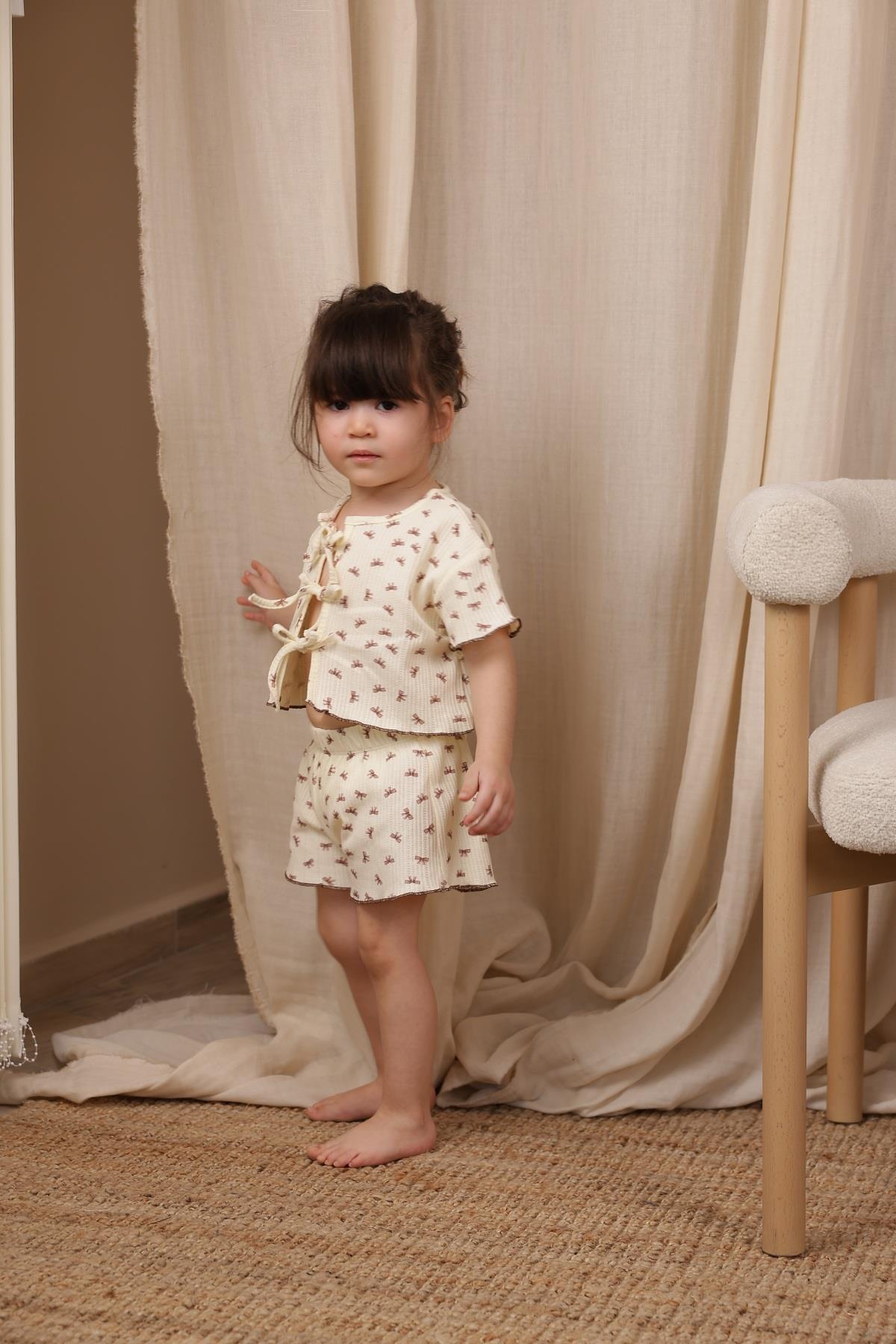 Kostum me Printime Fjongosh – Bluze me Lidhje & Pantallona te Shkurtra