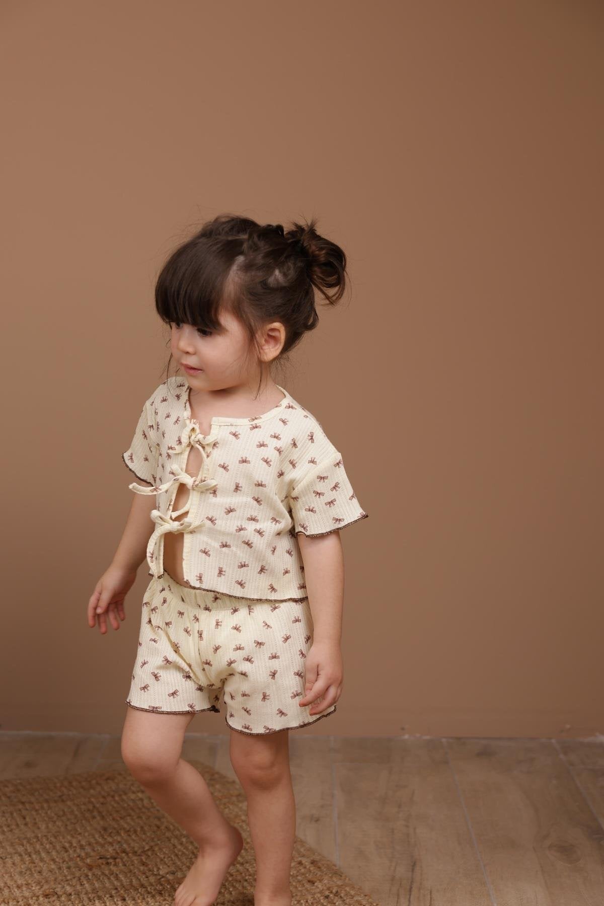 Kostum me Printime Fjongosh – Bluze me Lidhje & Pantallona te Shkurtra