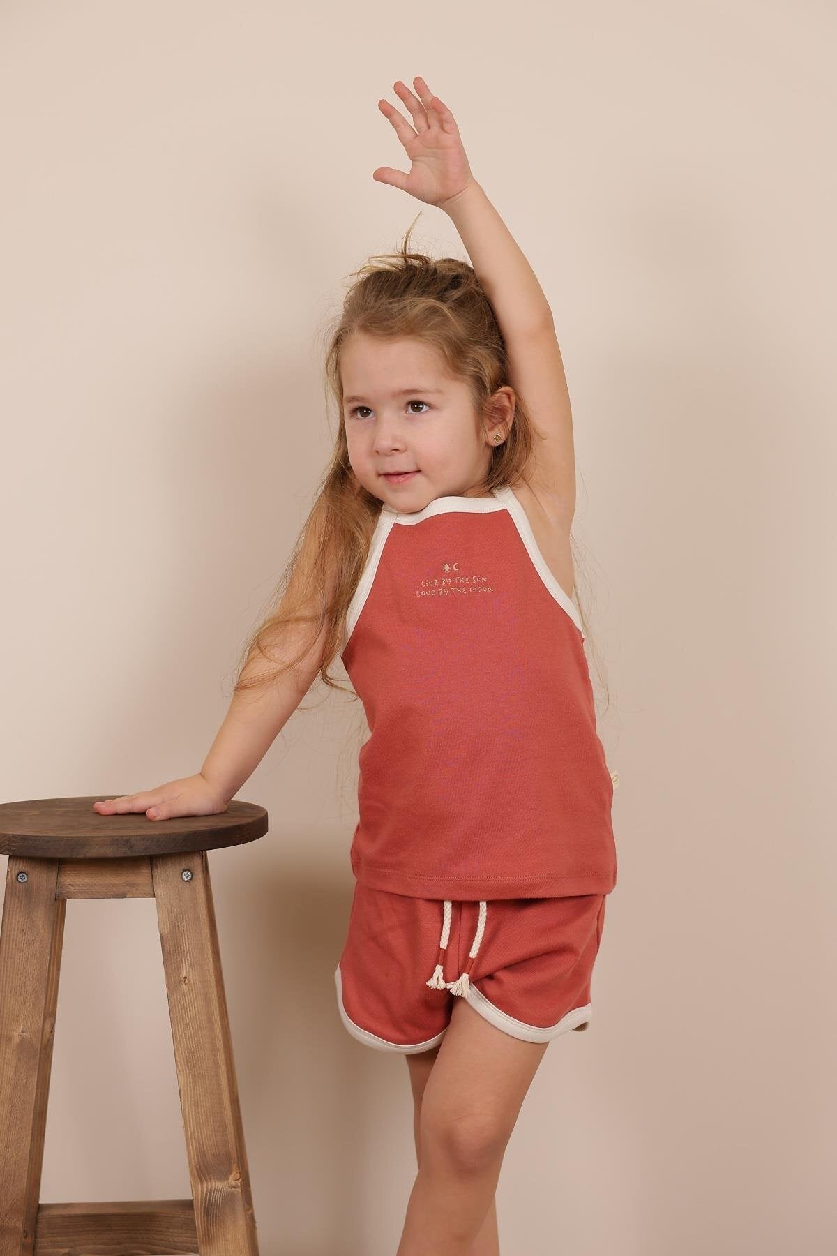 Kostum Veror me Rripa dhe Pantallona të Shkurtra – E Kuqe Tulle