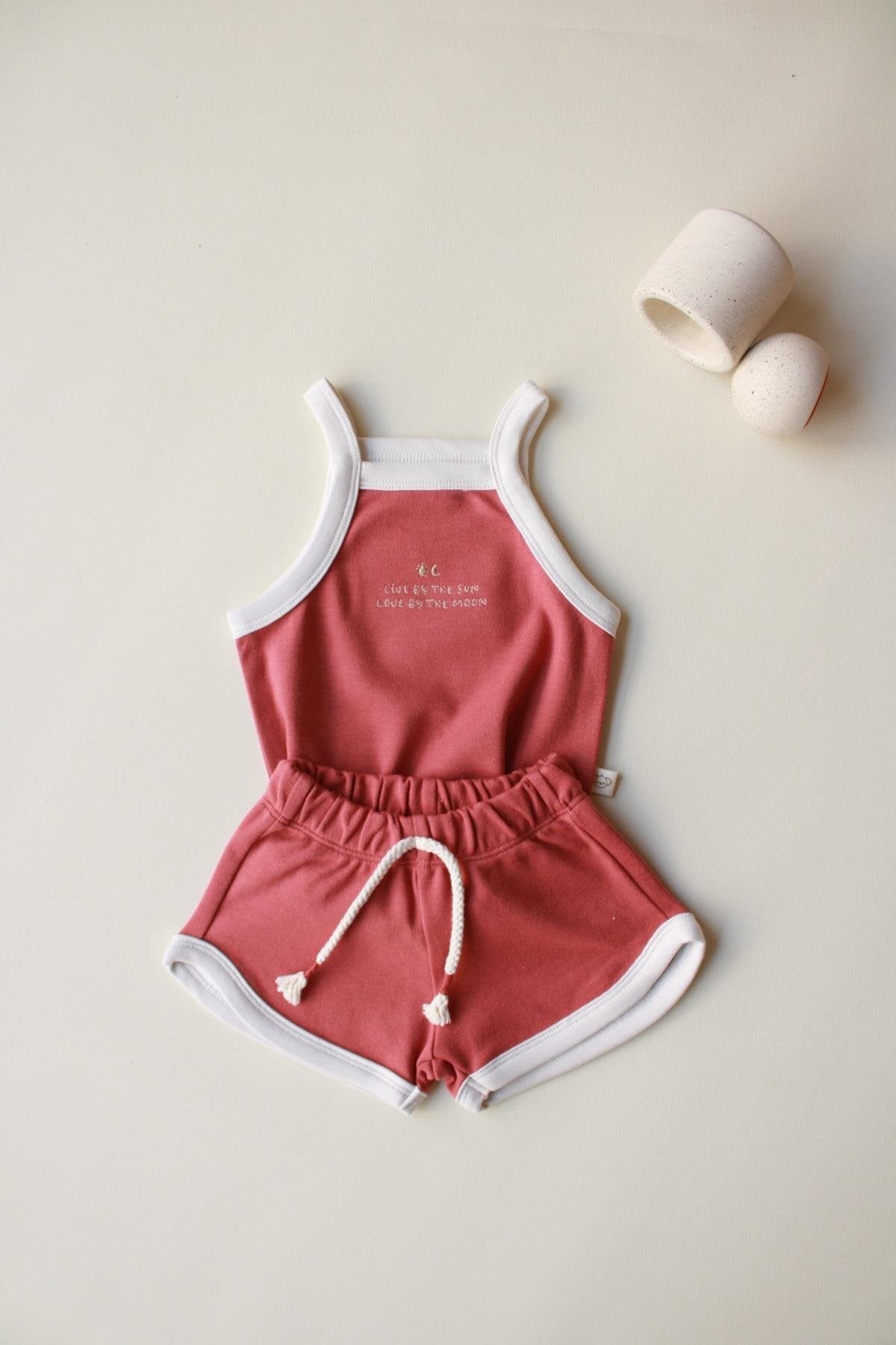 Kostum Veror me Rripa dhe Pantallona të Shkurtra – E Kuqe Tulle