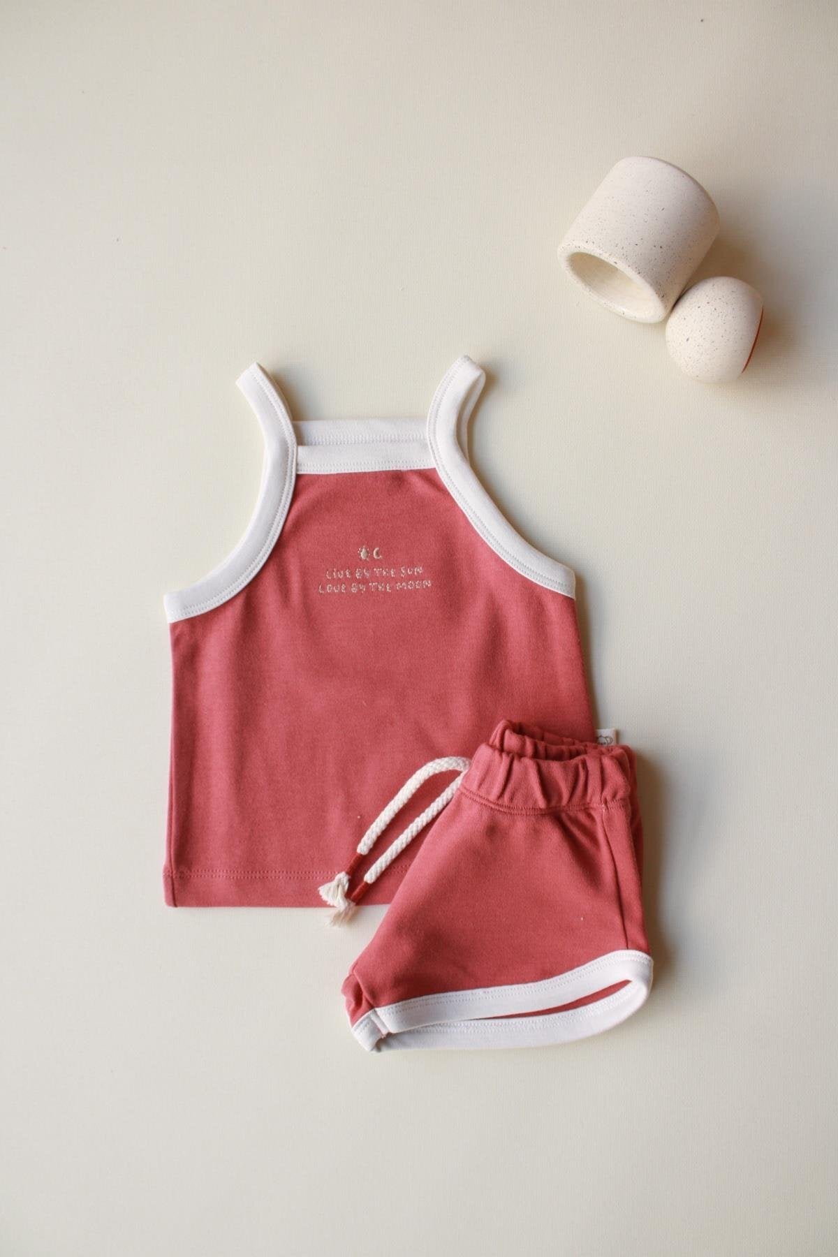 Kostum Veror me Rripa dhe Pantallona të Shkurtra – E Kuqe Tulle