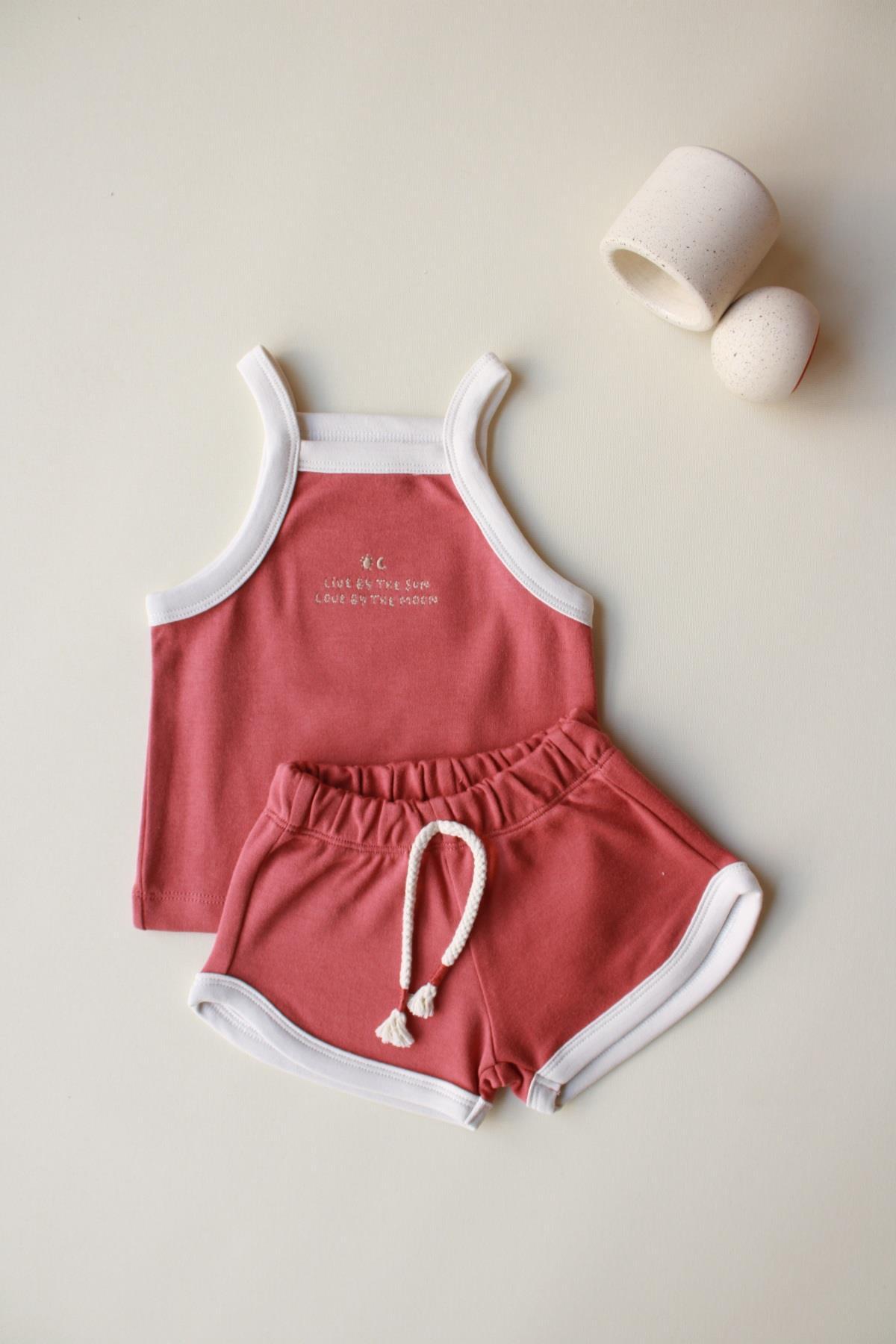 Kostum Veror me Rripa dhe Pantallona të Shkurtra – E Kuqe Tulle