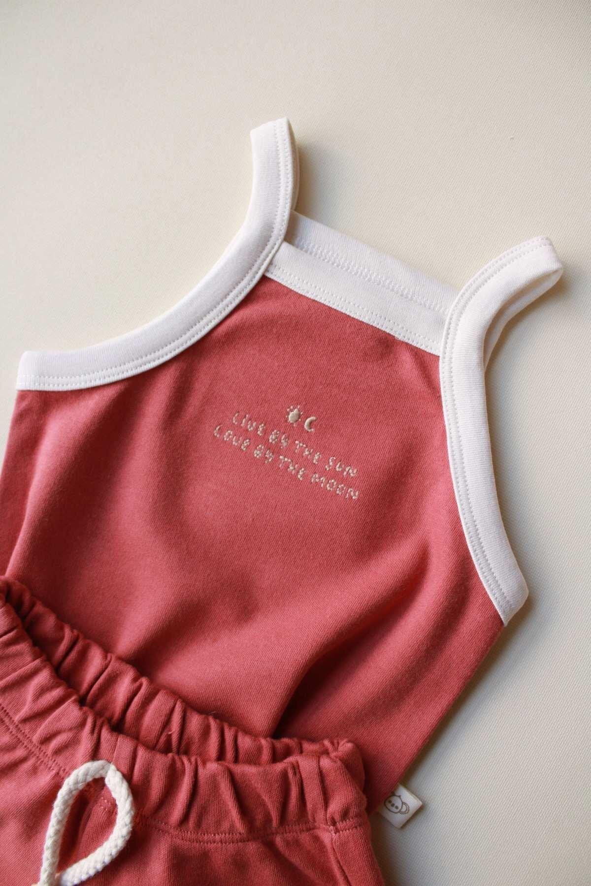 Kostum Veror me Rripa dhe Pantallona të Shkurtra – E Kuqe Tulle