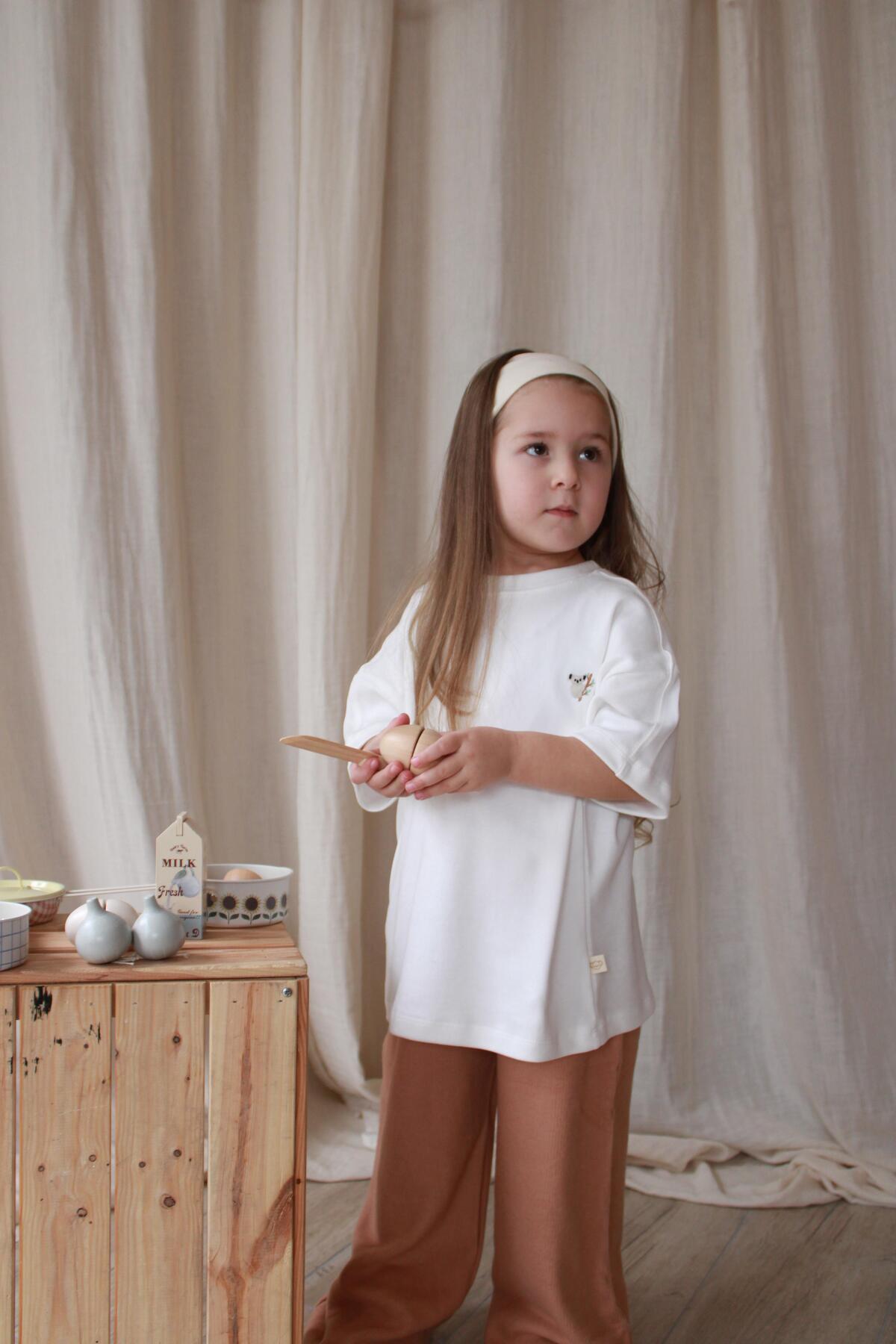 Bluze me Menge te Shkurta e Bardhe me Detaj Koala – Stil "Oversized"