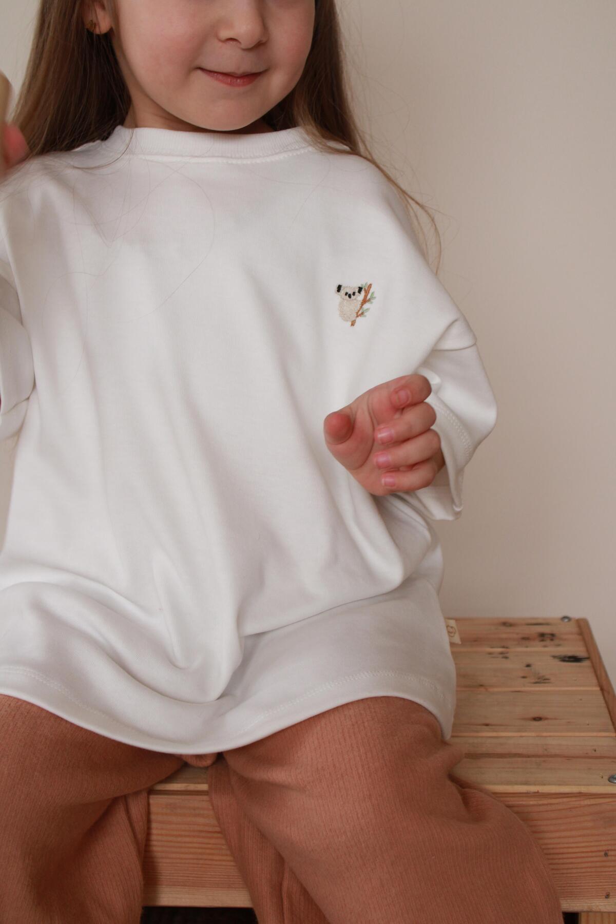 Bluze me Menge te Shkurta e Bardhe me Detaj Koala – Stil "Oversized"