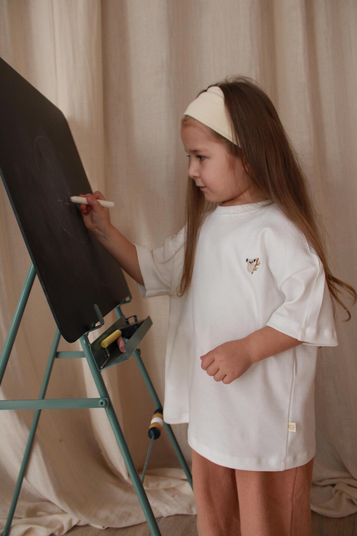 Bluze me Menge te Shkurta e Bardhe me Detaj Koala – Stil "Oversized"
