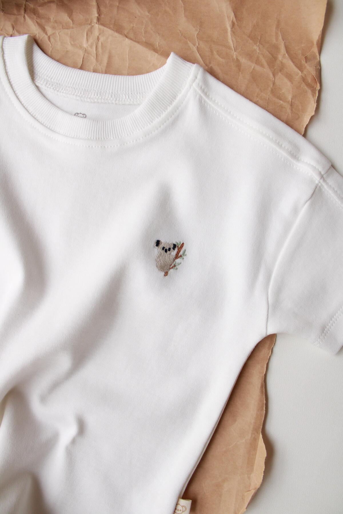 Bluze me Menge te Shkurta e Bardhe me Detaj Koala – Stil "Oversized"