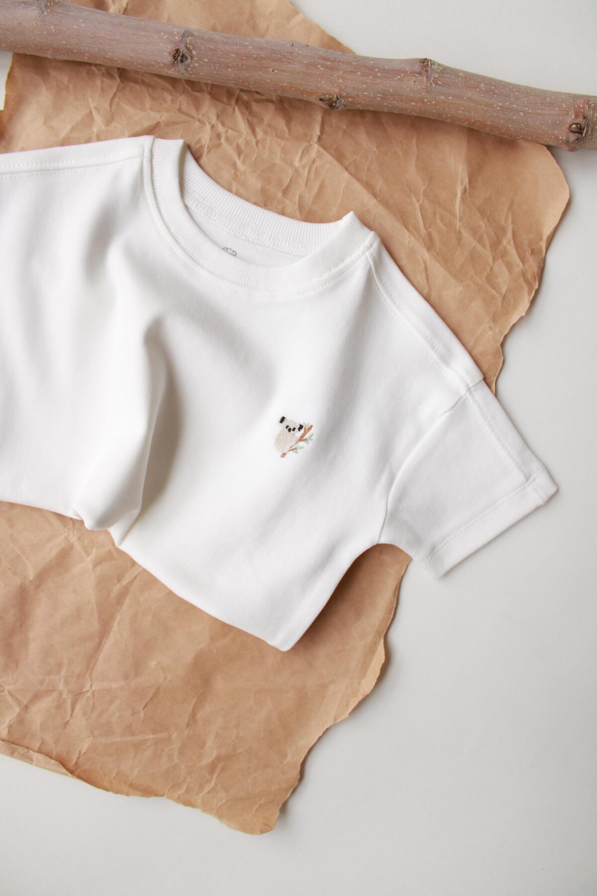 Bluze me Menge te Shkurta e Bardhe me Detaj Koala – Stil "Oversized"