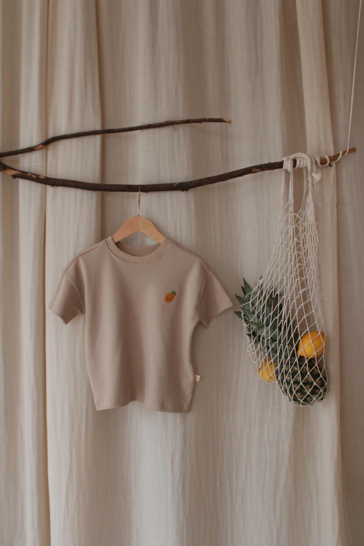 Bluze me Menge te Shkurta me Ananas – Ngjyrë Bezhe Natyrale – Stil Oversized