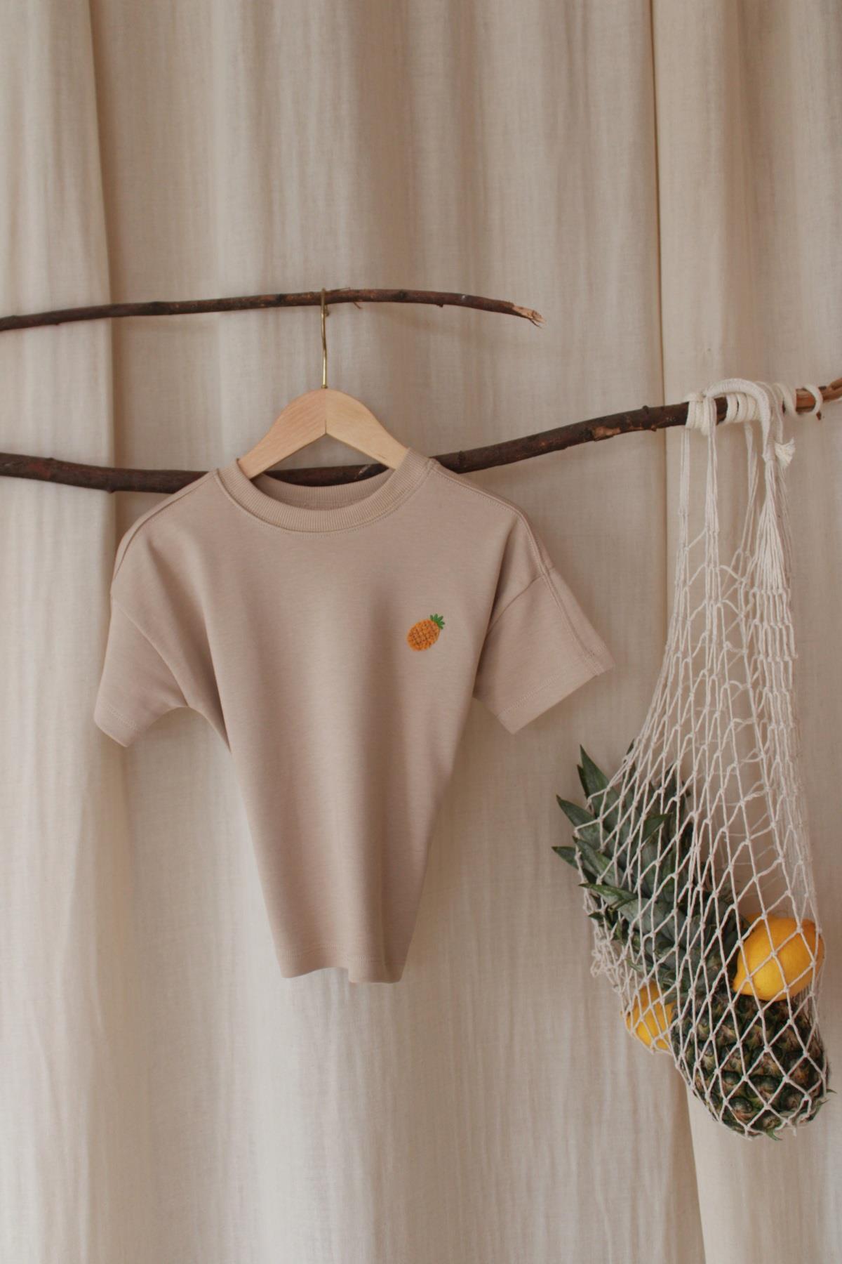 Bluze me Menge te Shkurta me Ananas – Ngjyrë Bezhe Natyrale – Stil Oversized