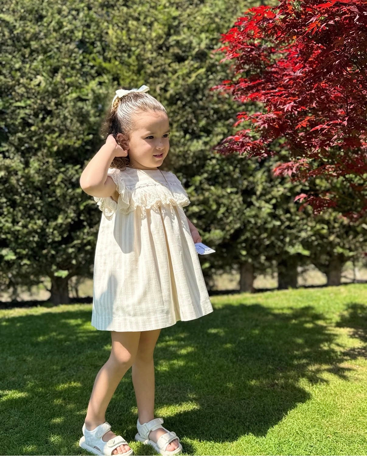 Fustan me Dantelle dhe Rrudha - (Ruffles)