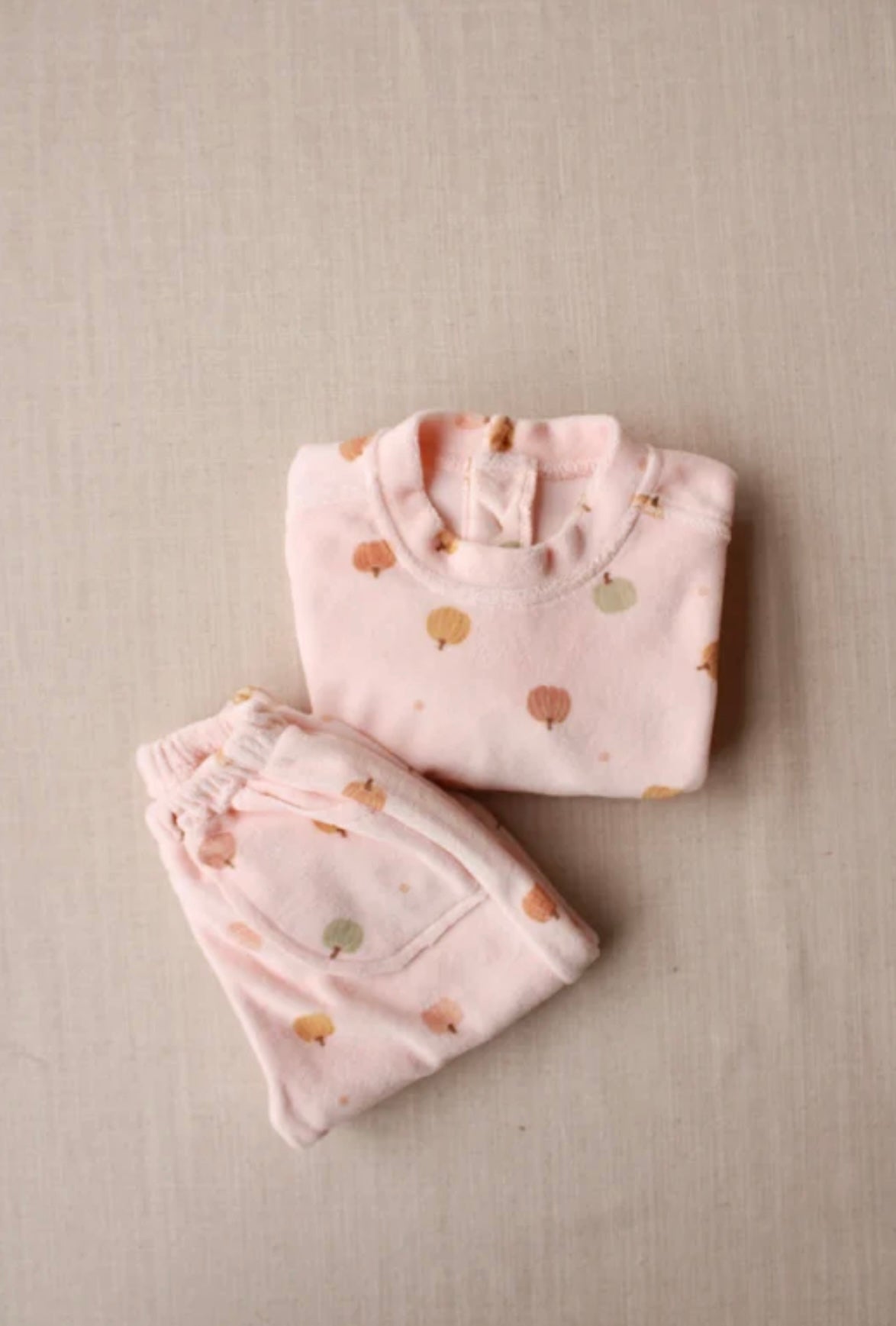 Kostum Velvet Roze e hapur me  detaje kungulli