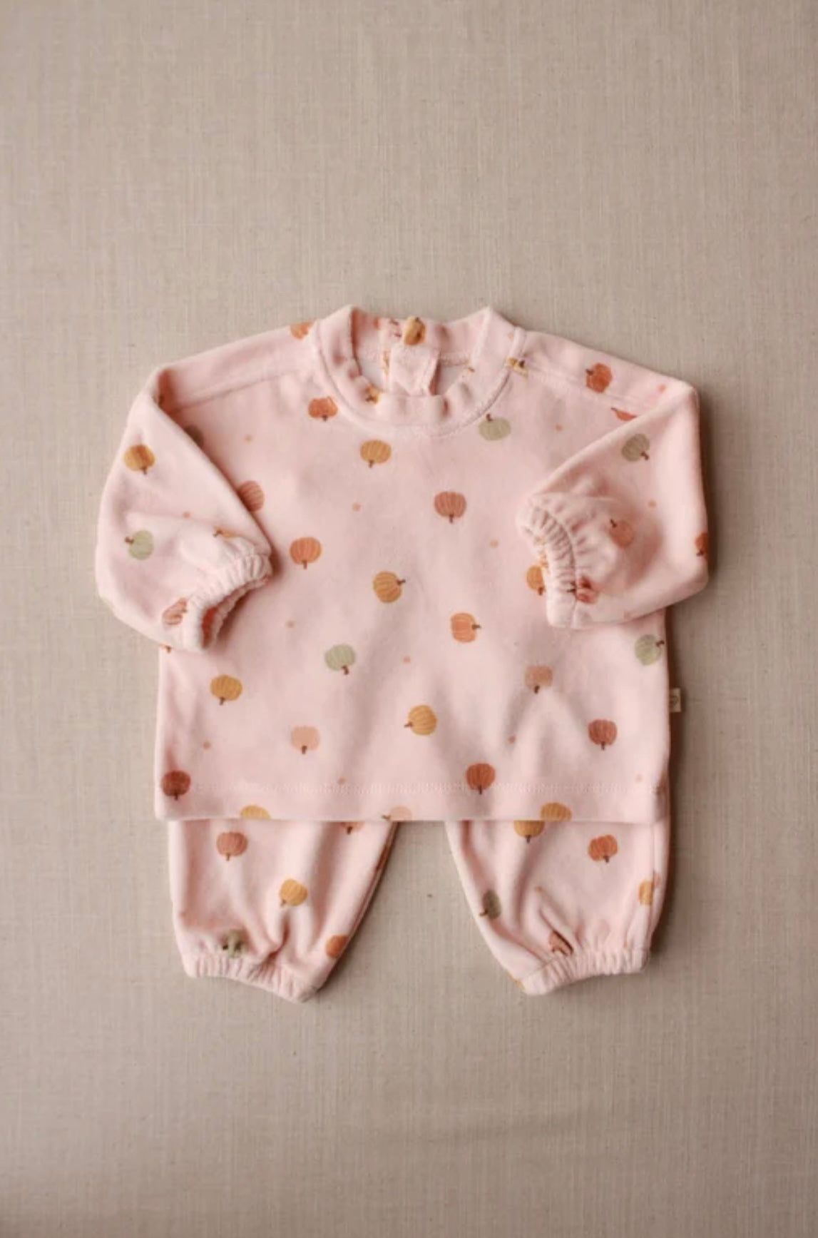Kostum Velvet Roze e hapur me  detaje kungulli