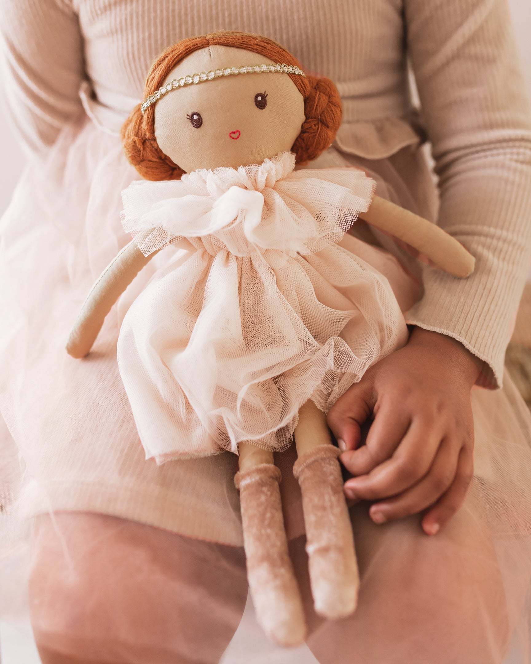 Kukull Handmade prej Pambuku – Dollies Lilly Tots (34cm)