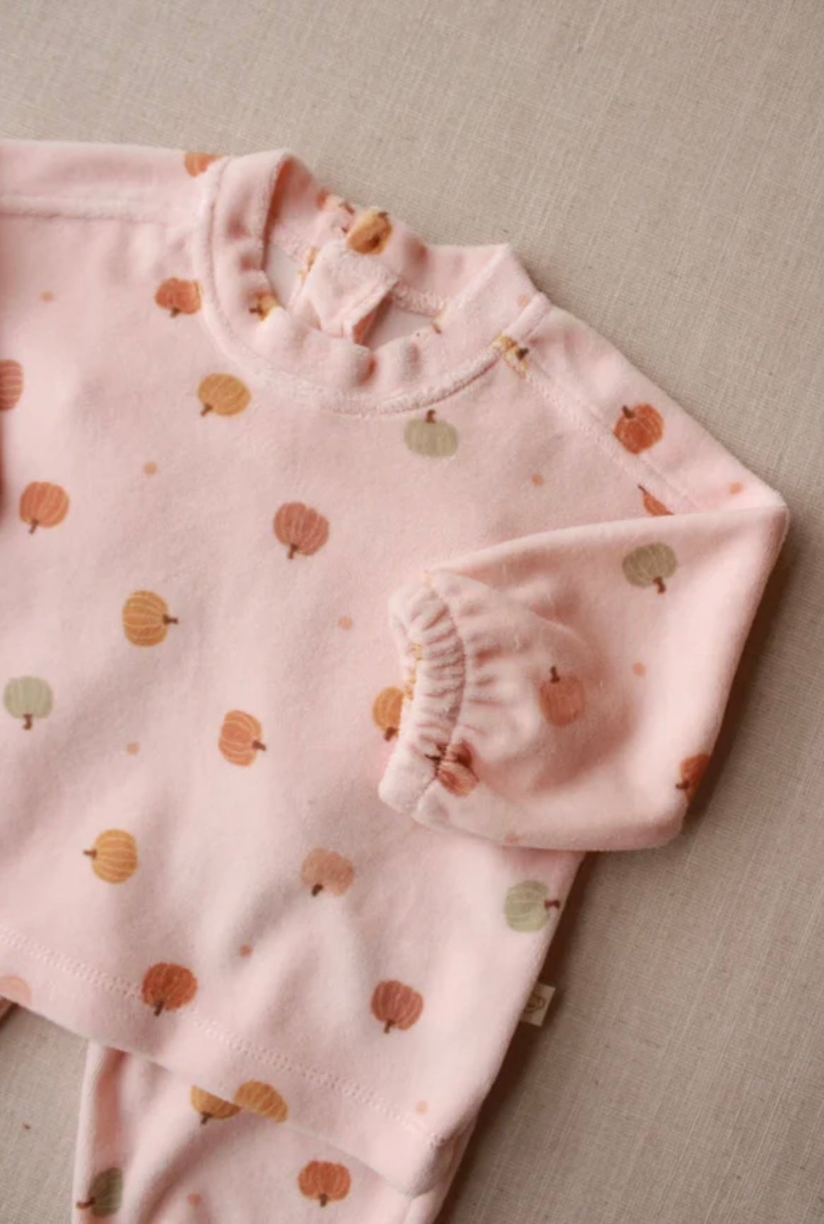 Kostum Velvet Roze e hapur me  detaje kungulli