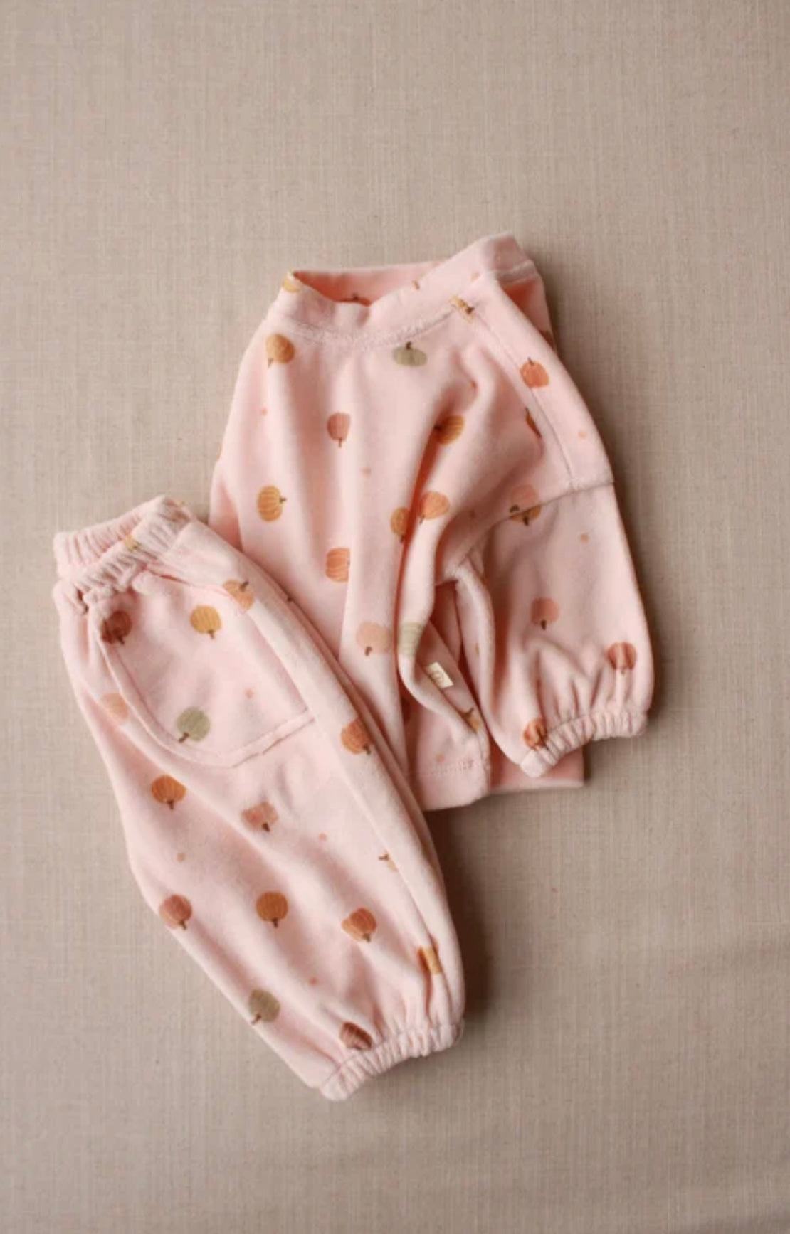 Kostum Velvet Roze e hapur me  detaje kungulli