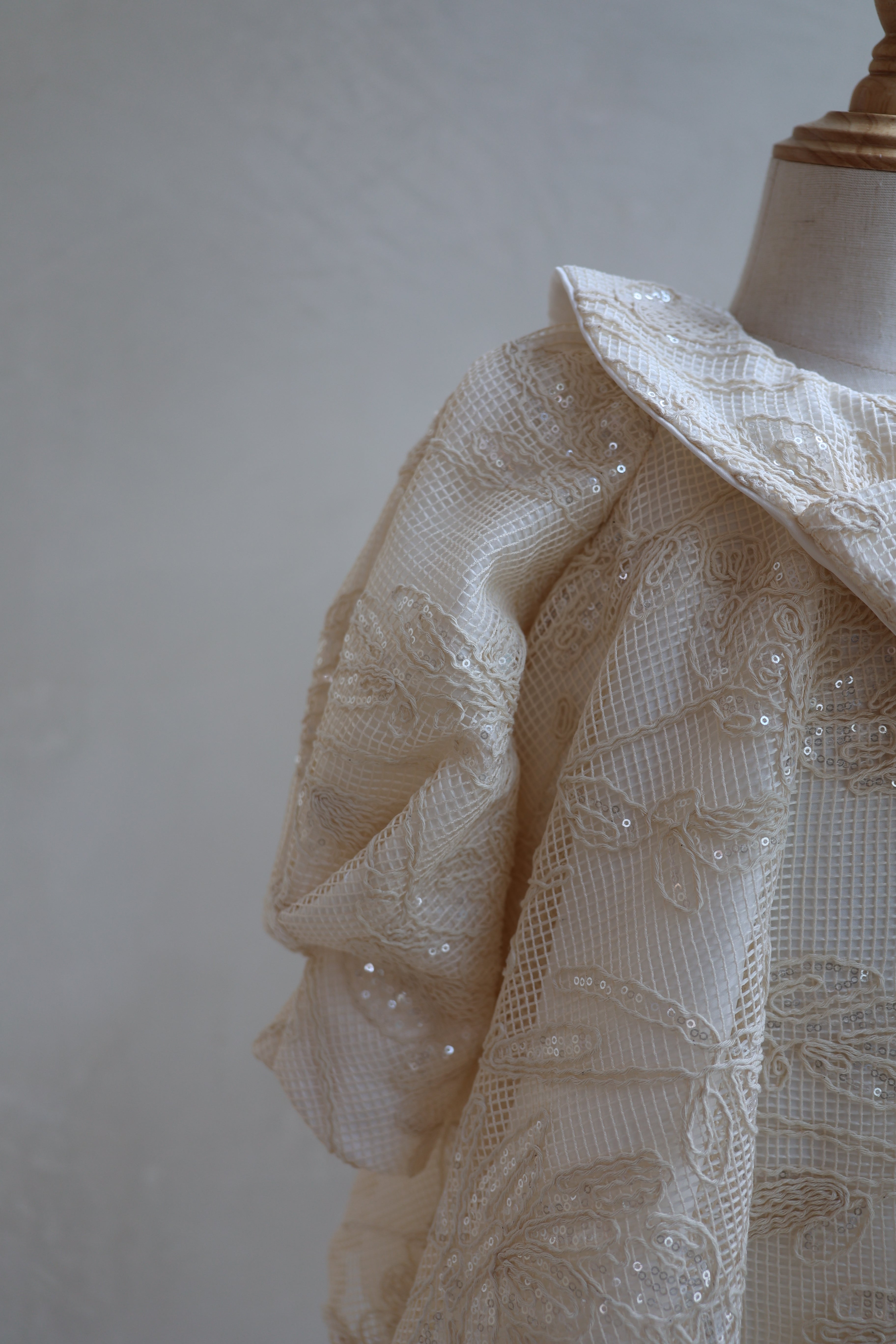 Fustan Ceremonial - "Ivory Radiance"
