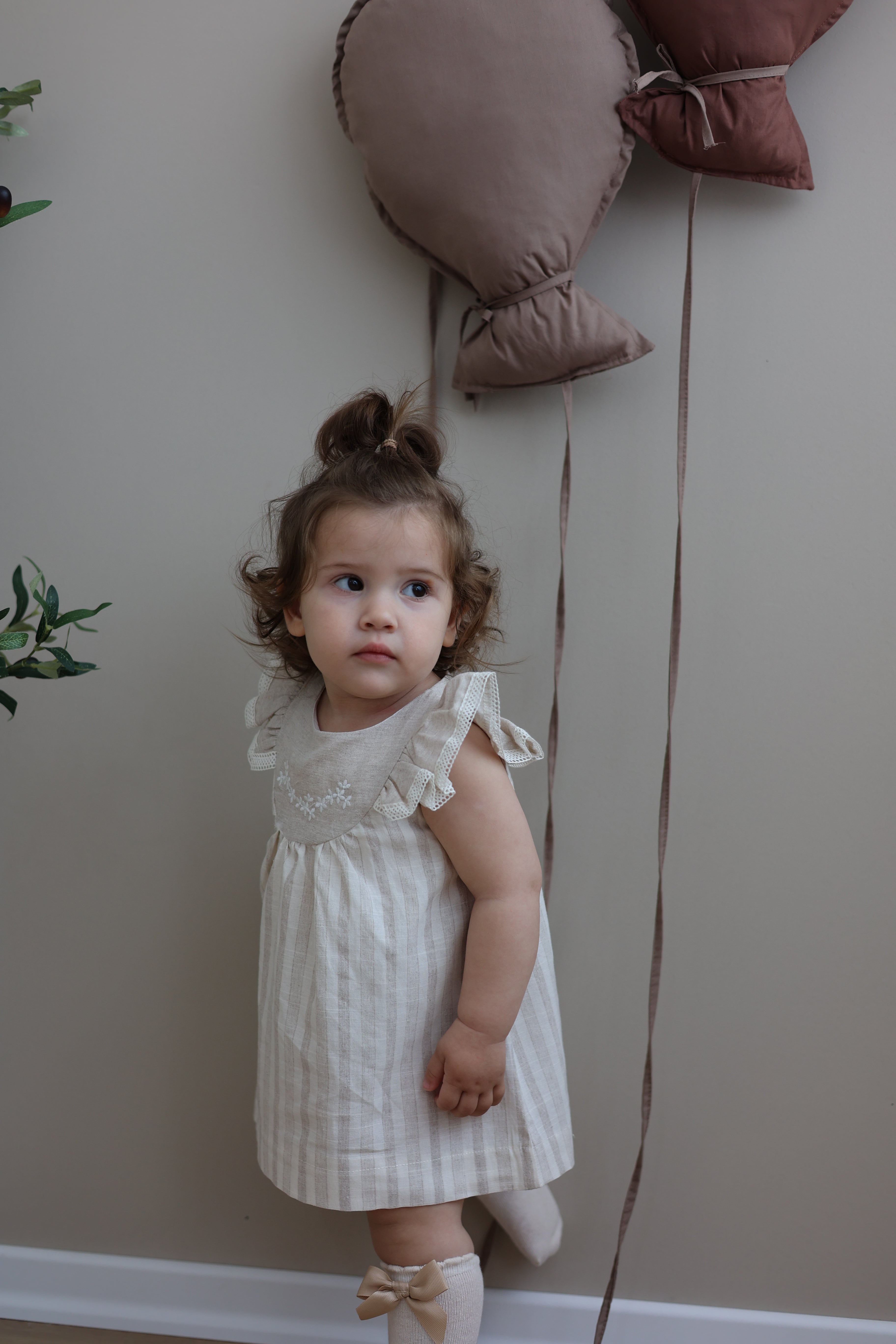 Fustan-Romper "Vintage Grace" me Qendisje Lulesh dhe Dantelle