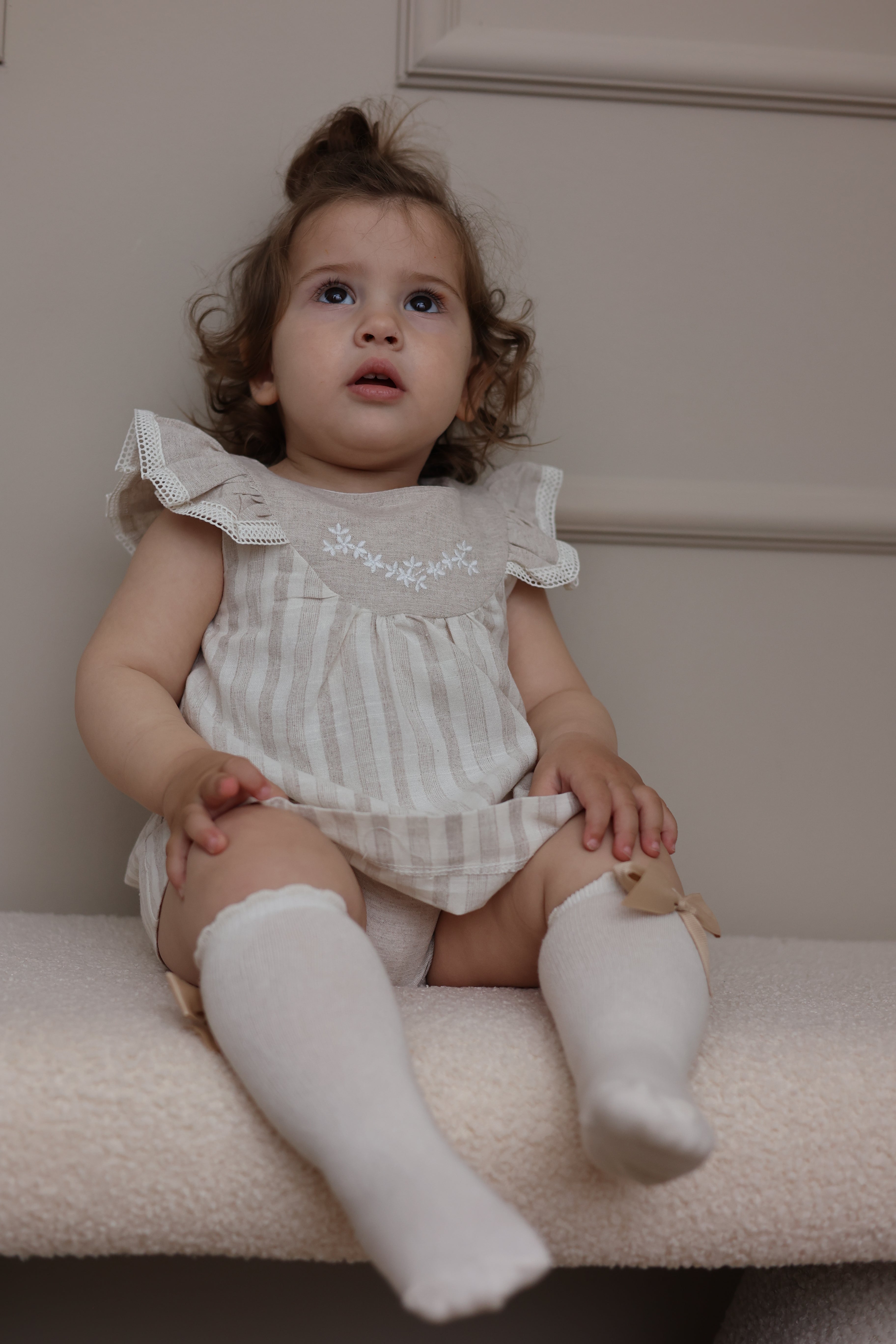 Fustan-Romper "Vintage Grace" me Qendisje Lulesh dhe Dantelle