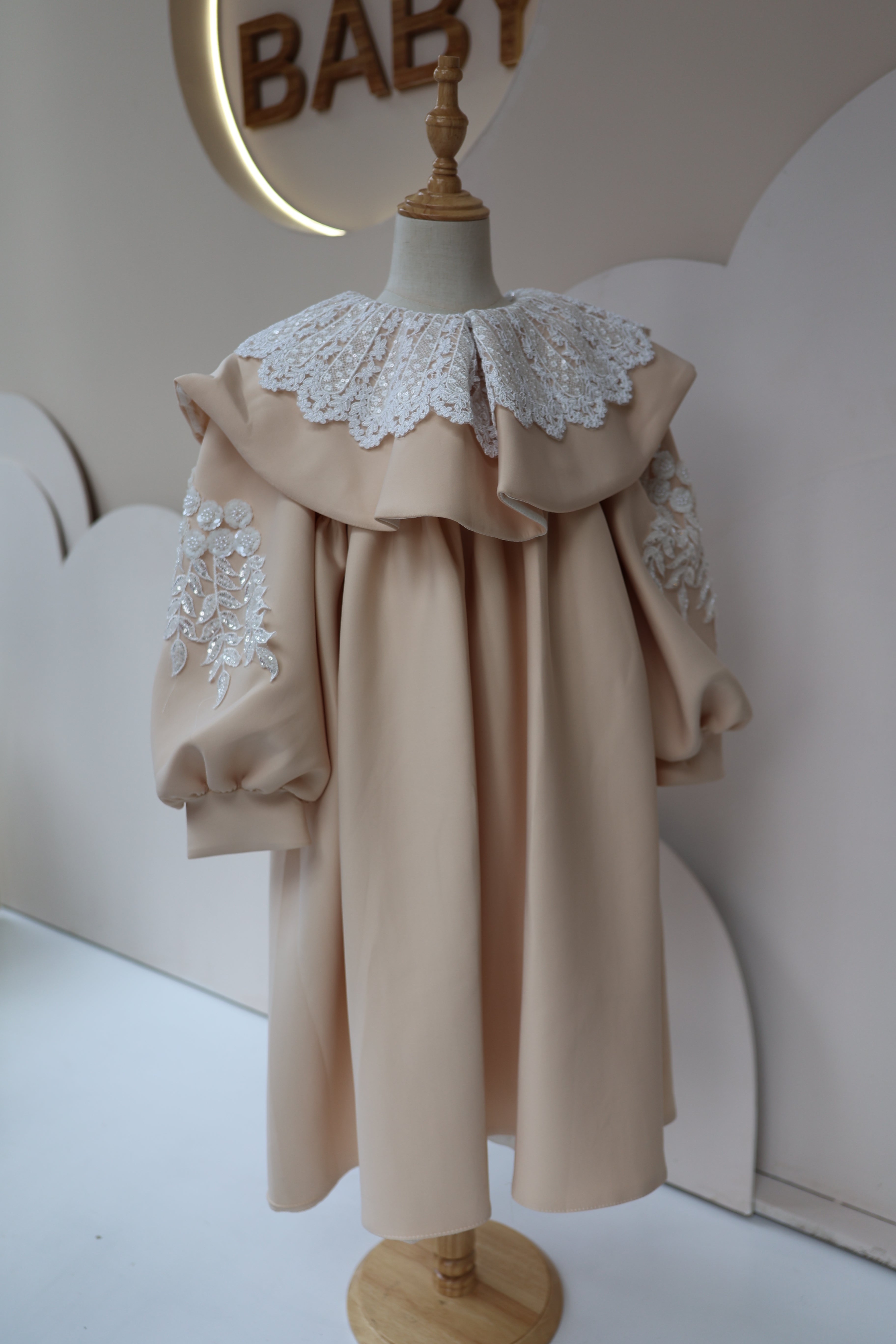 Fustan Ceremonial "Beige Majesty"