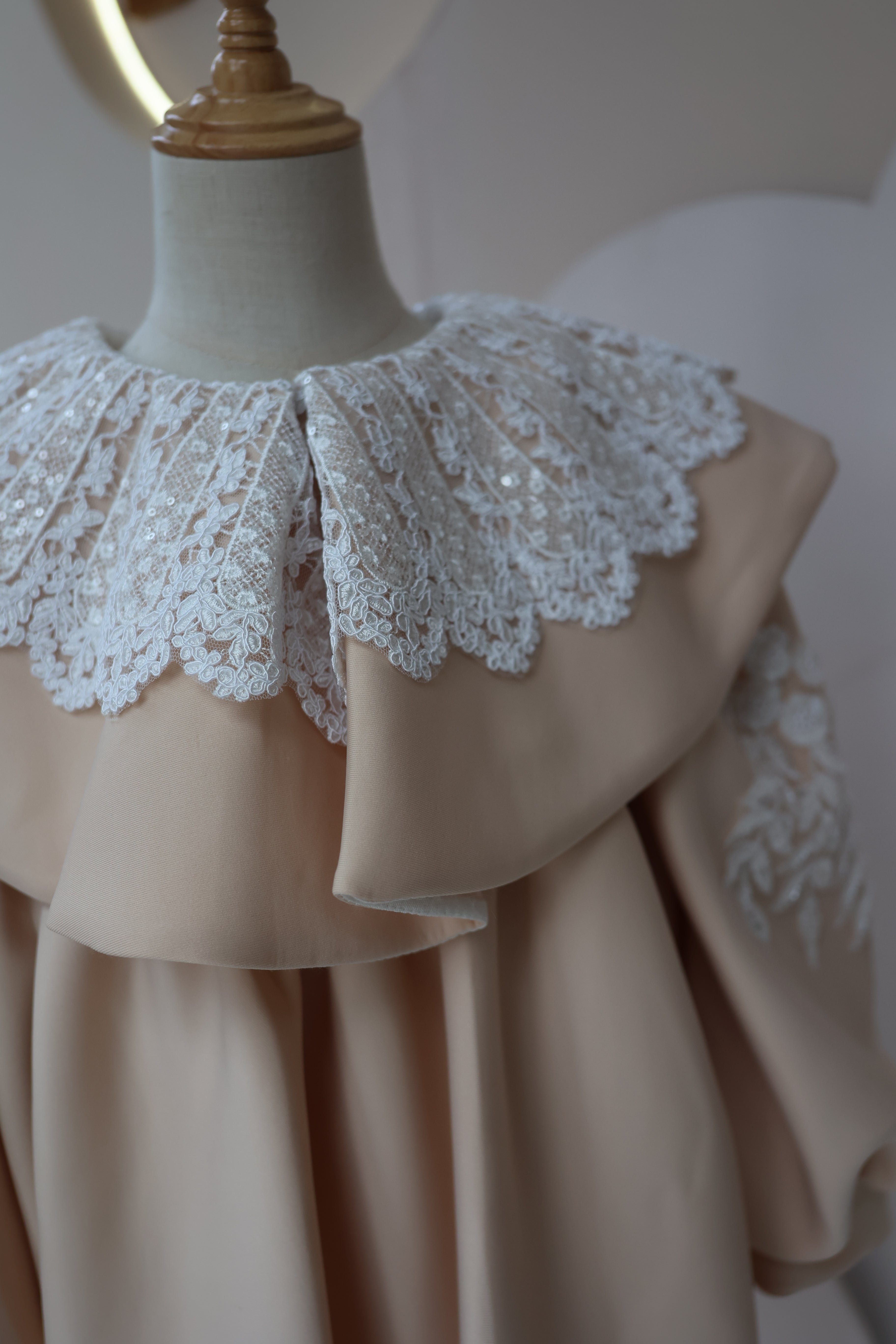 Fustan Ceremonial "Beige Majesty"