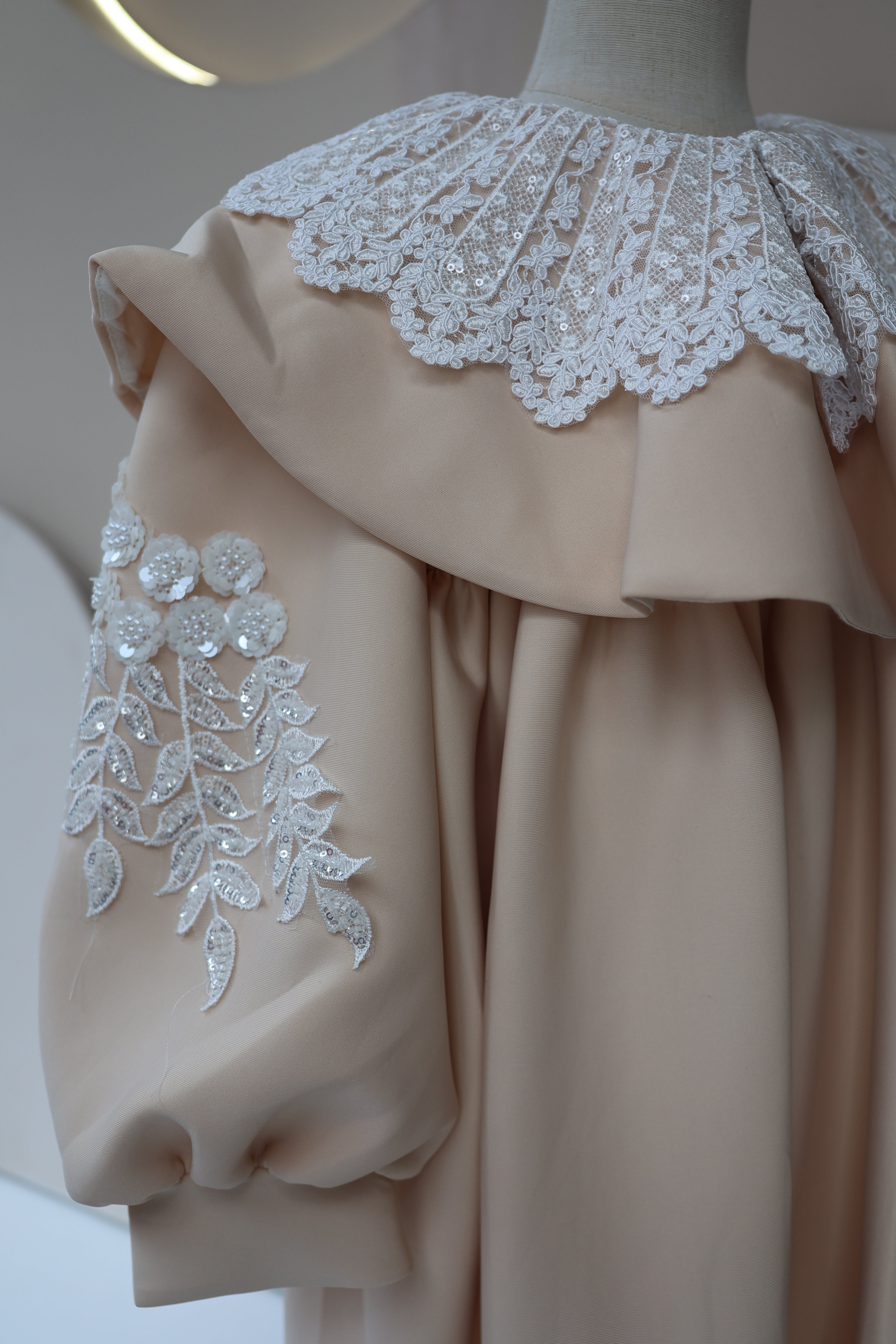 Fustan Ceremonial "Beige Majesty"