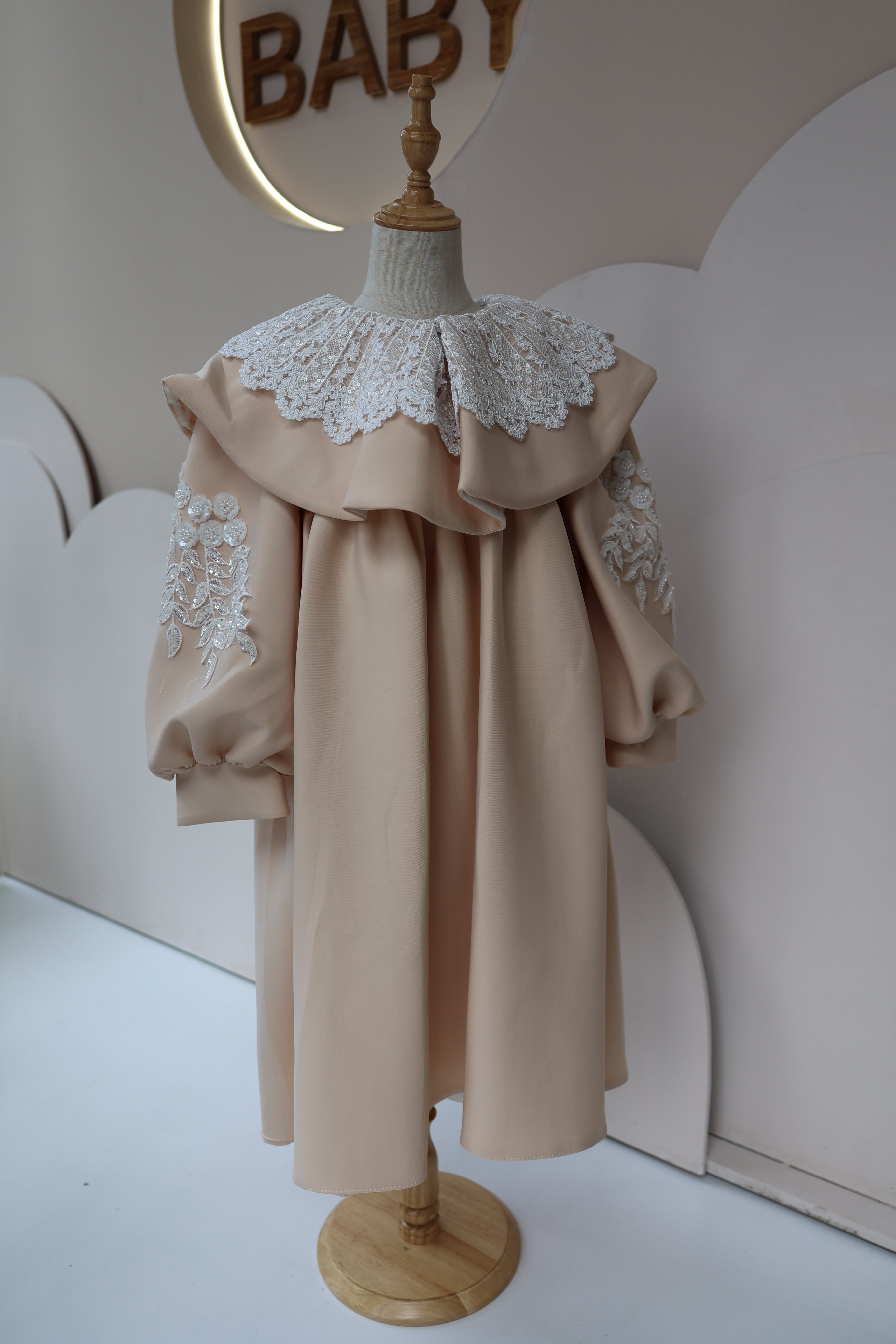 Fustan Ceremonial "Beige Majesty"