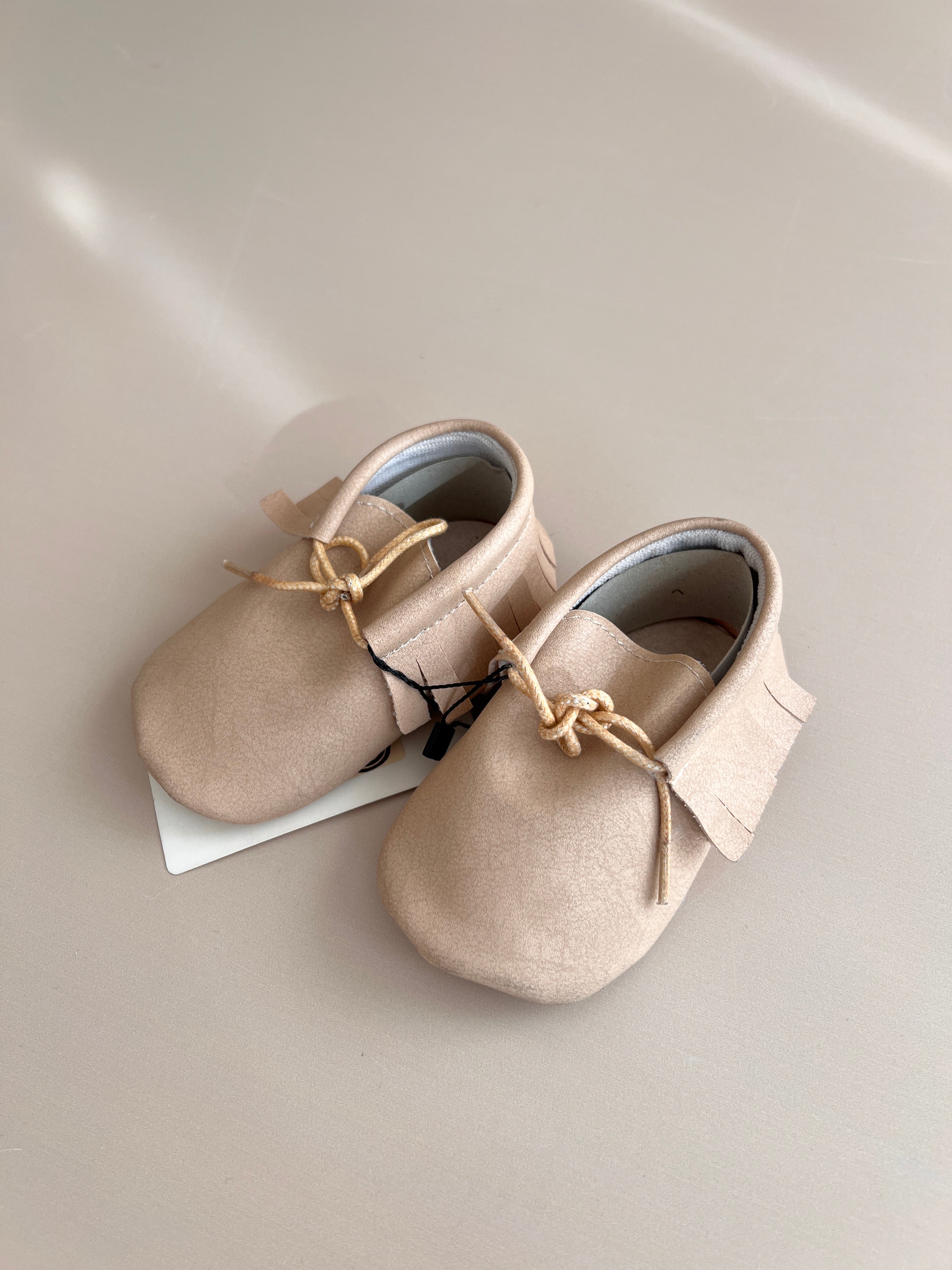 Pupa ne Ngjyre Kafe dhe Bezhe: Stil Unisex dhe Rehati Natyrale