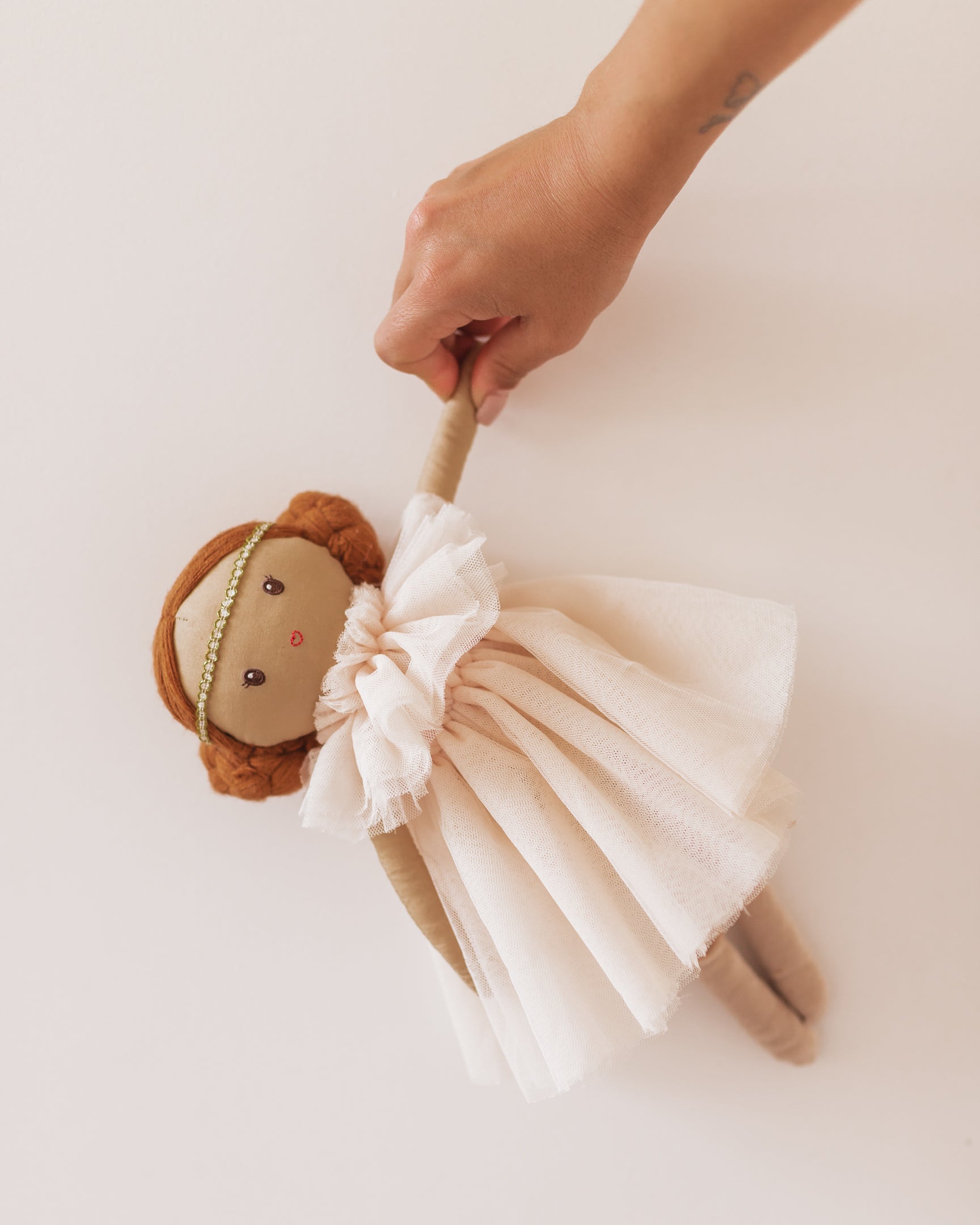 Kukull Handmade prej Pambuku – Dollies Lilly Tots (34cm)