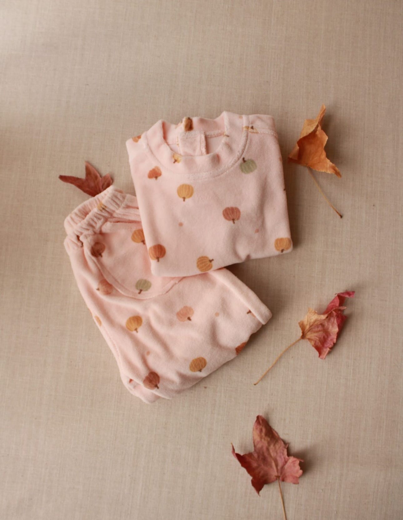 Kostum Velvet Roze e hapur me  detaje kungulli