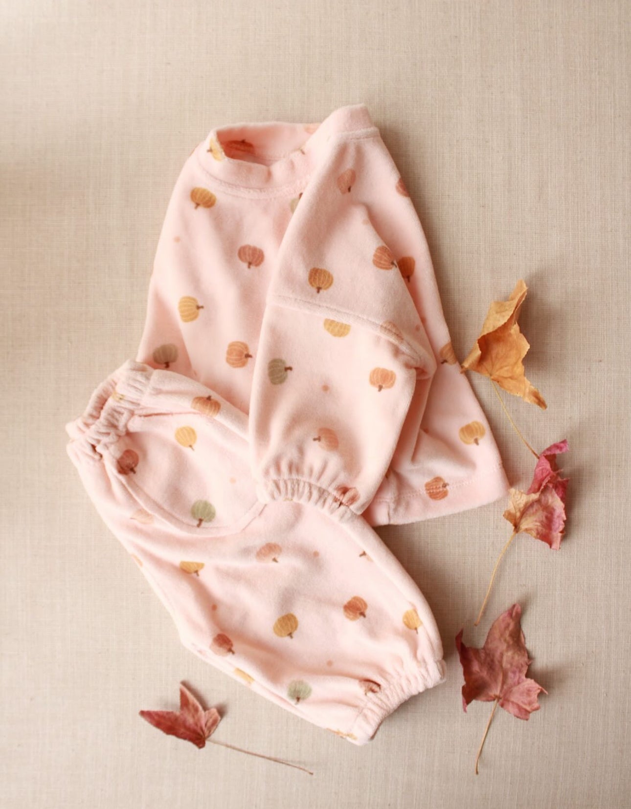 Kostum Velvet Roze e hapur me  detaje kungulli
