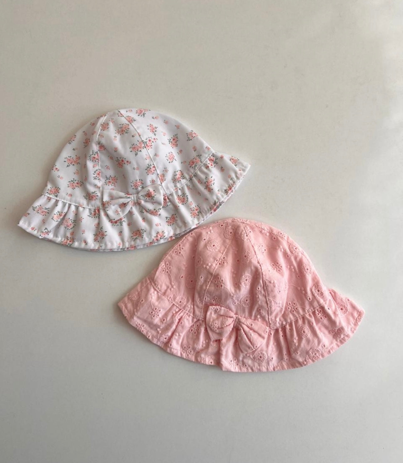 Set me 2 Kapele "Floral Bow" – Bardhe & Roze