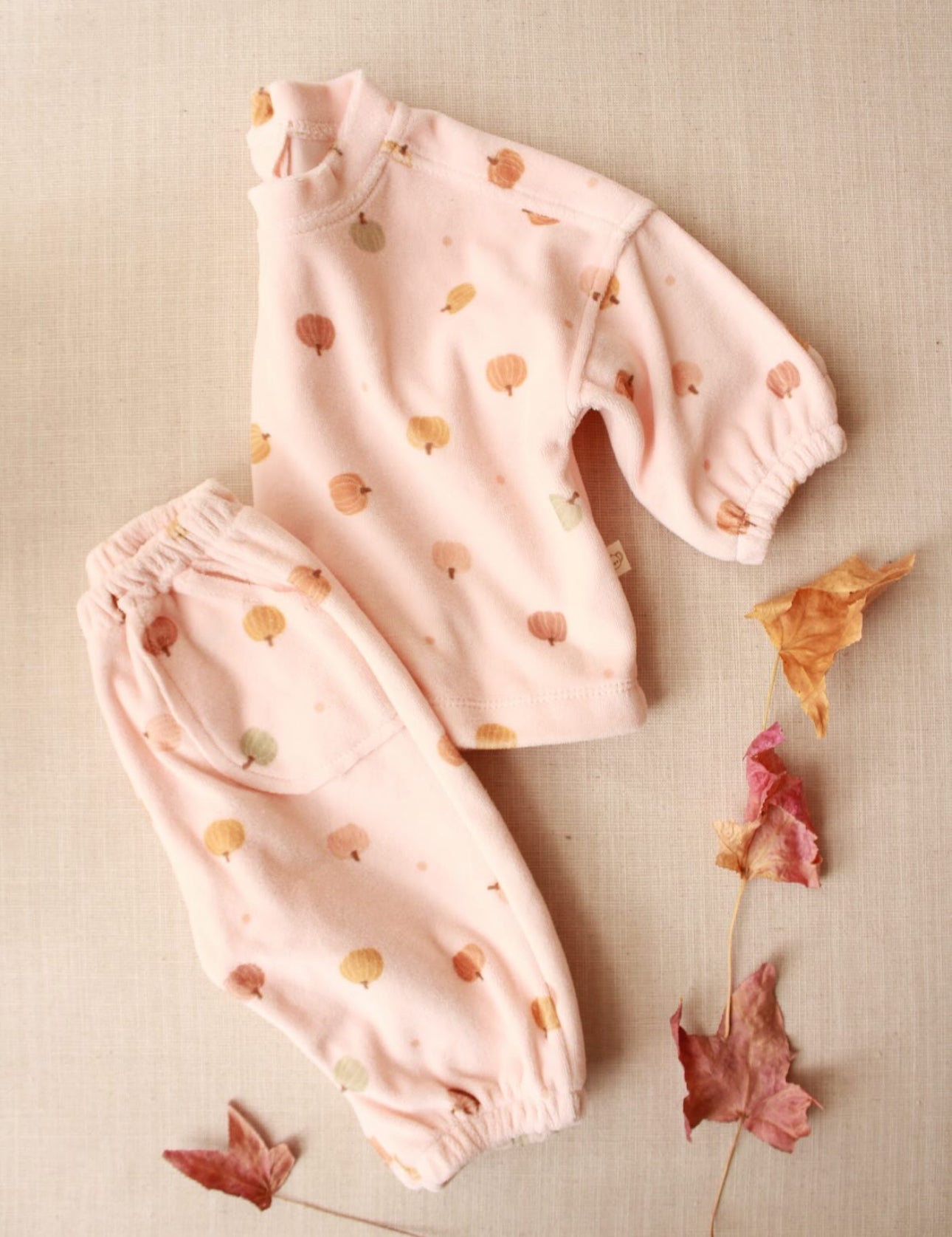 Kostum Velvet Roze e hapur me  detaje kungulli