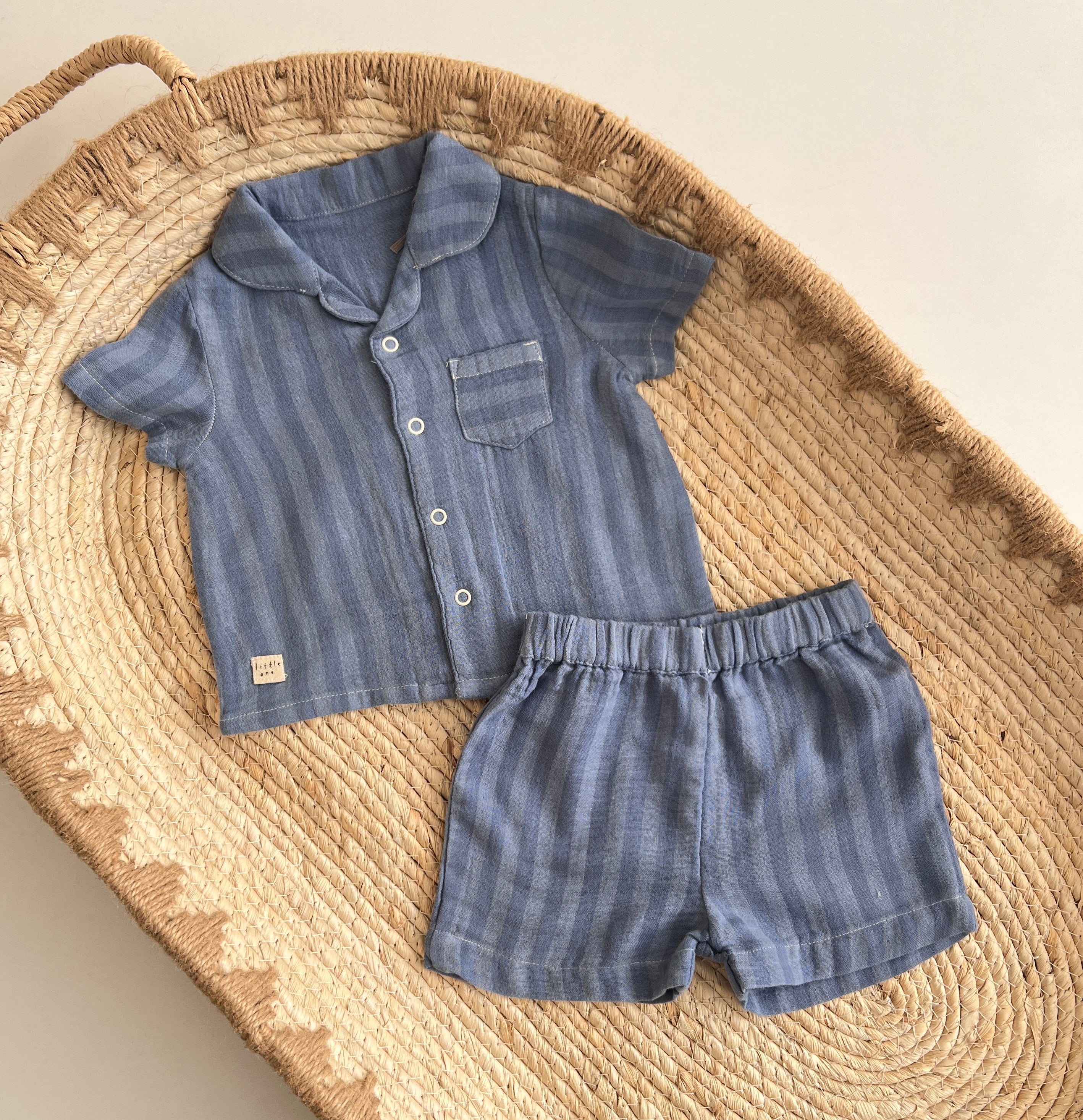 Kostum Blu me Kemishe & Pantallona te Shkurtra