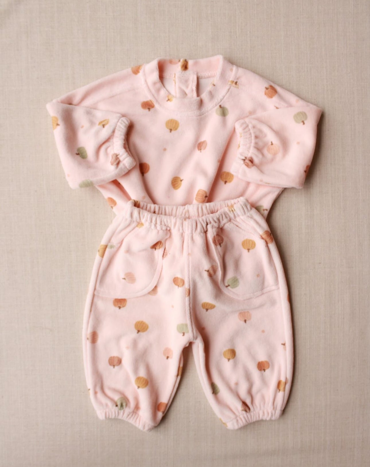 Kostum Velvet Roze e hapur me  detaje kungulli